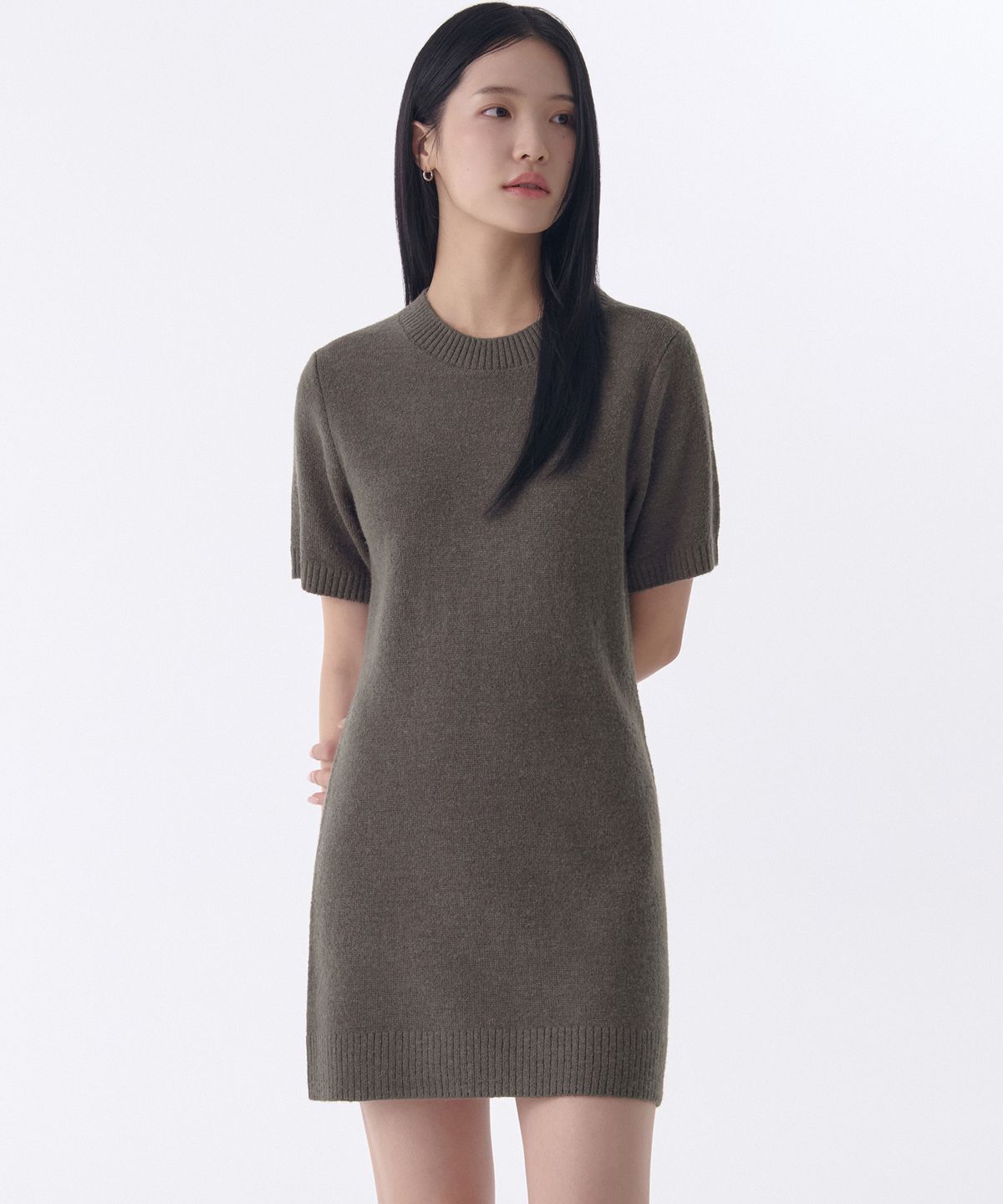 무신사 스탠다드 우먼(MUSINSA STANDARD WOMAN) 우먼즈 크루 넥 니트 미니 드레스 [카키 브라운]