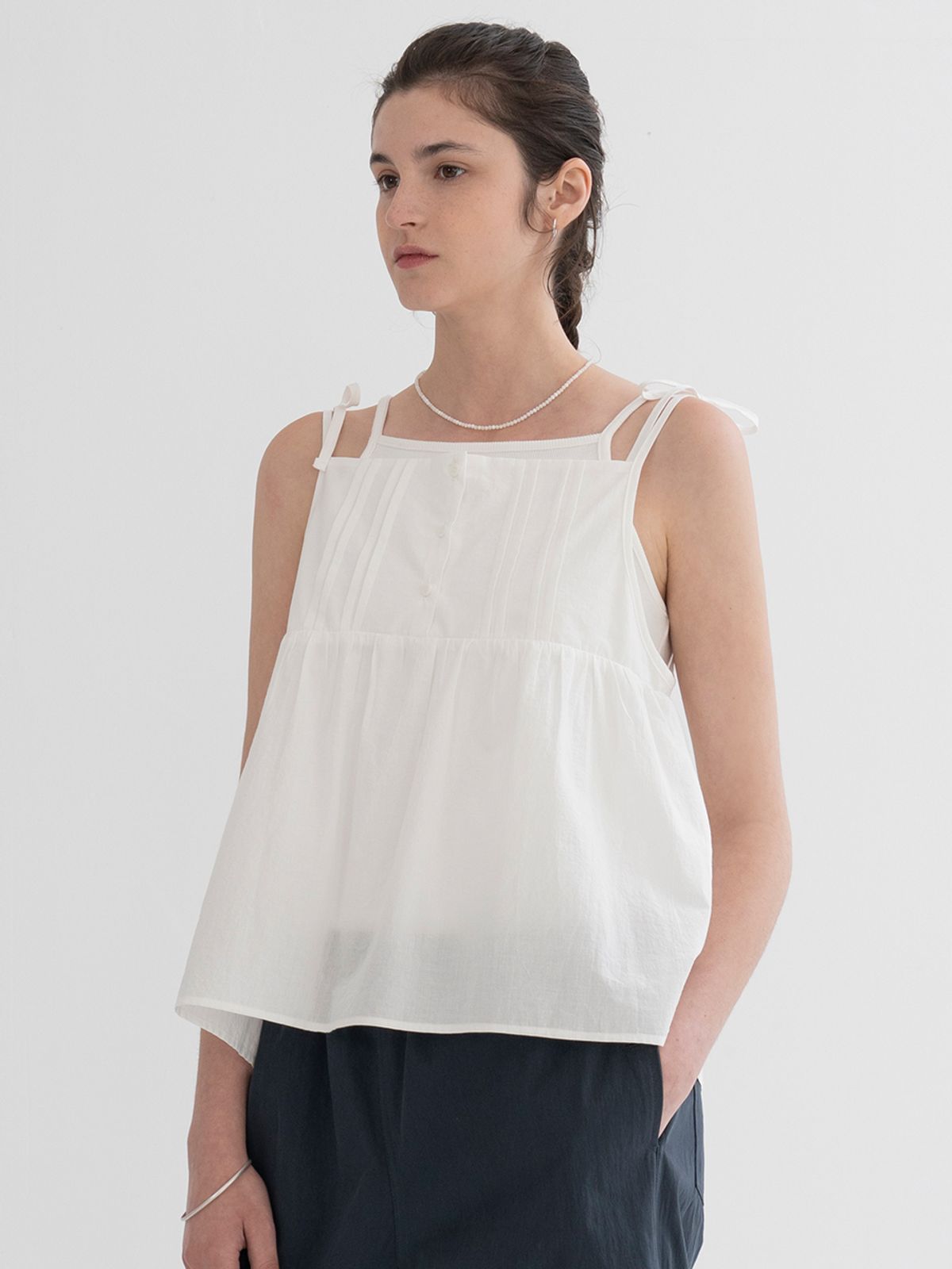 더미튼(THEMITTEN) Cottage strap blouse (white)