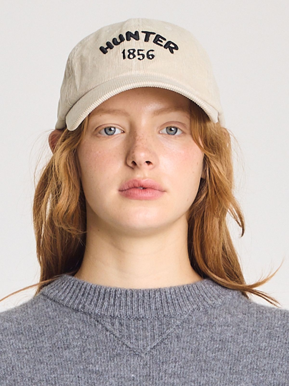 헌터(HUNTER) [UNISEX] 코듀로이 자수 1865 캡 - 스무스페블 HBW0003CHZSMP