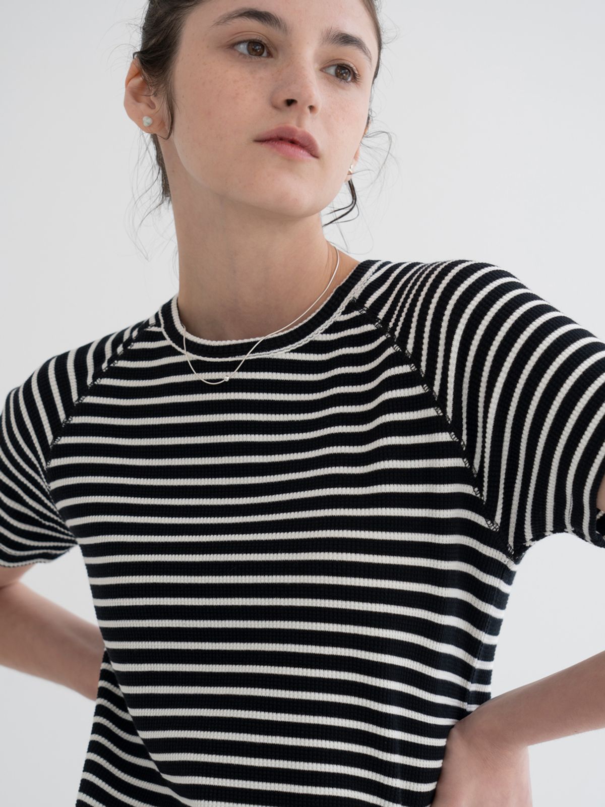 더미튼(THEMITTEN) Waffle half t-shirt (black stripe)