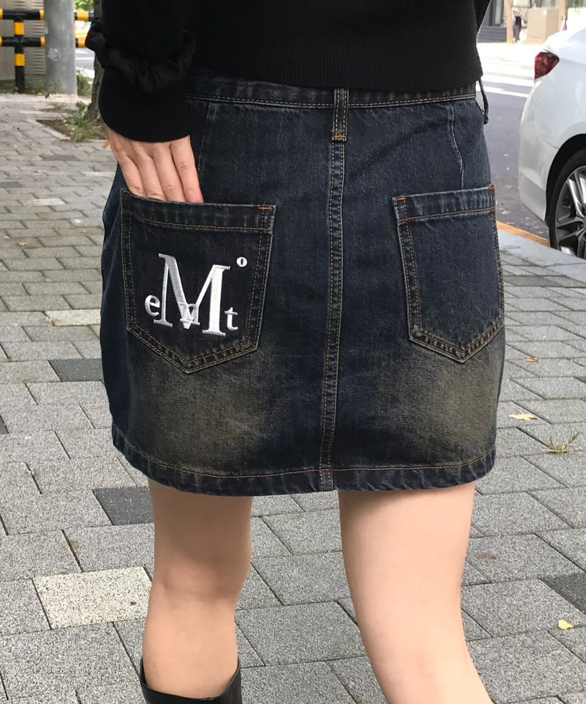 무센트(MUCENT) 크레일 백 포켓 빅 로고 데님 스커트 (2컬러)