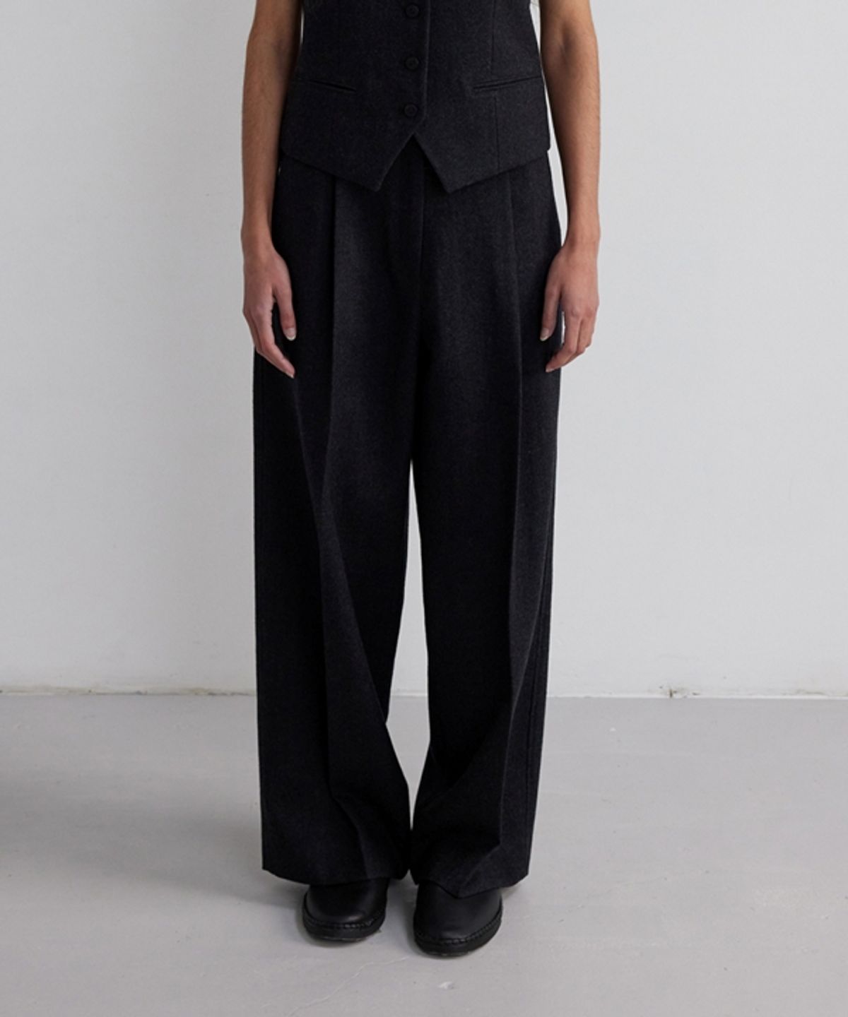 더룸(THELOOM) WOOL TUCKED PANTS_CHARCOAL