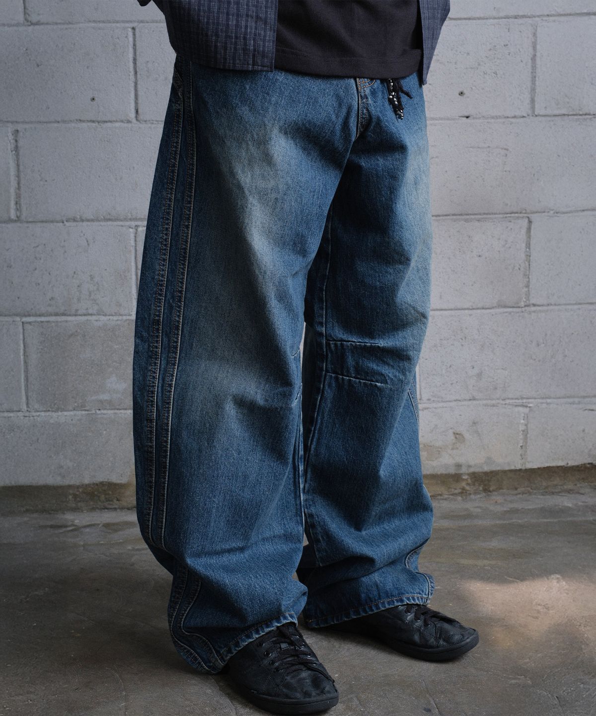 다이브인(DIVEIN) WIDE CURVED DENIM PANTS (WASHED DARK BLUE)