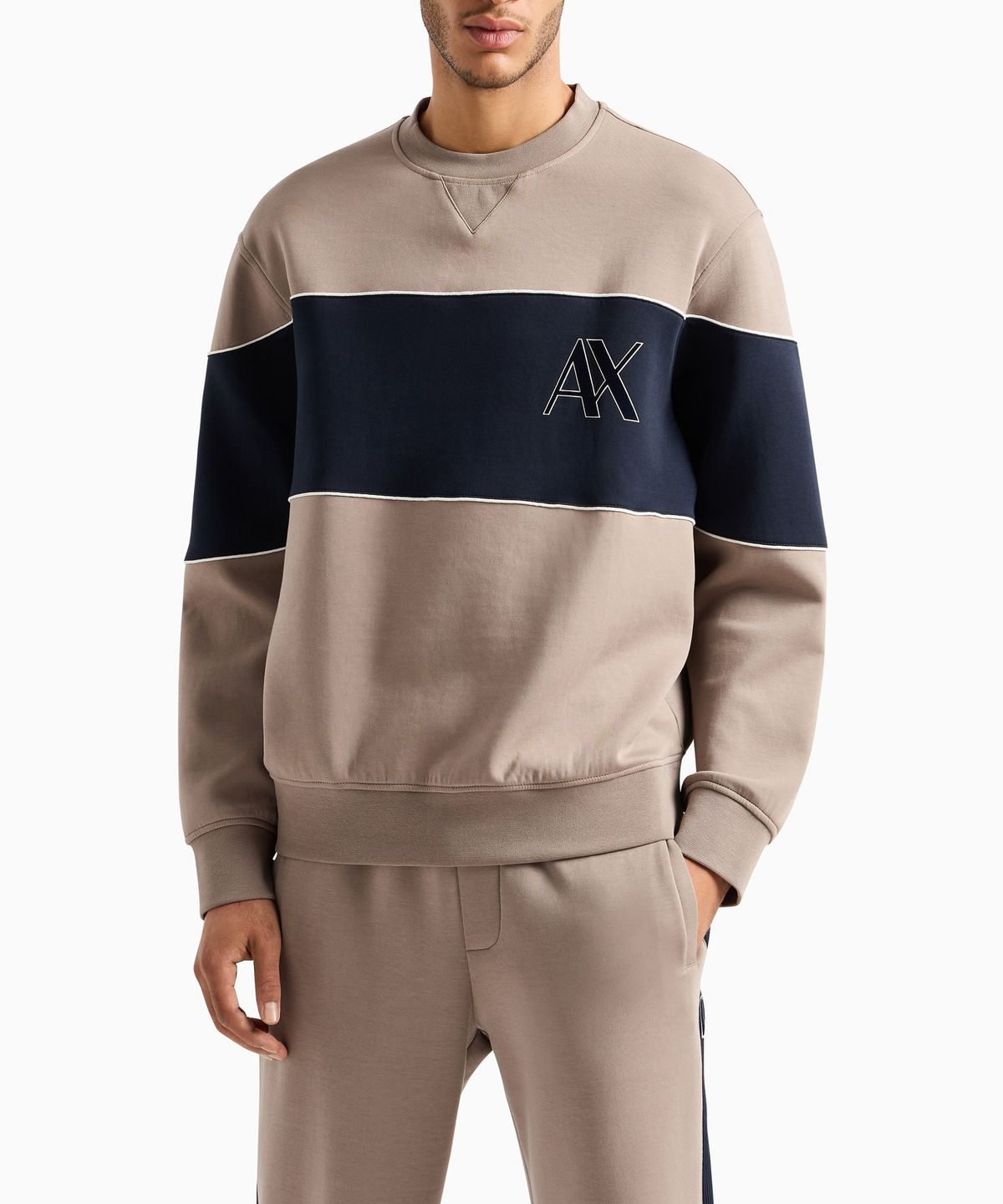 아르마니 익스체인지(ARMANI EXCHANGE) 남성 플록 로고 배색 크루넥 맨투맨_초코 A414331020