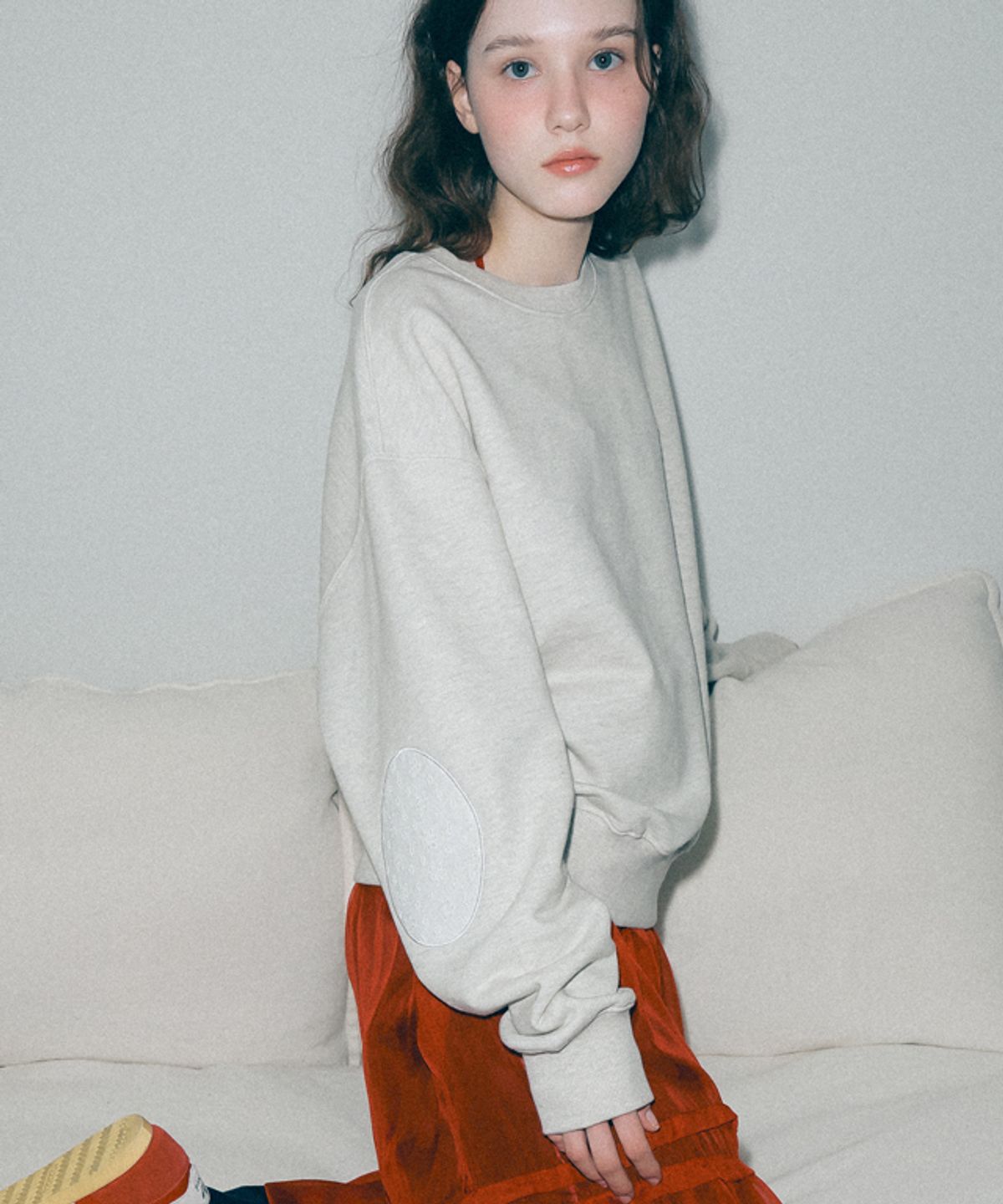 론론(RONRON) LACE PATCH ELBOW PATCH SWEATSHIRTS OATMEAL