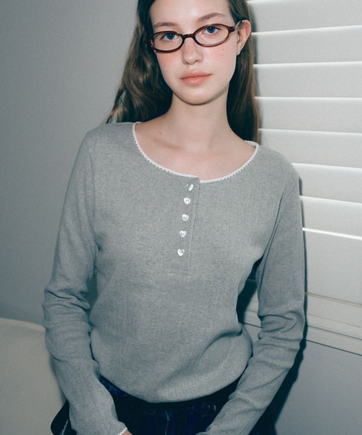 론론(RONRON) EYELET HEART BUTTON HENRYNECK LONG SLEEVE GREY