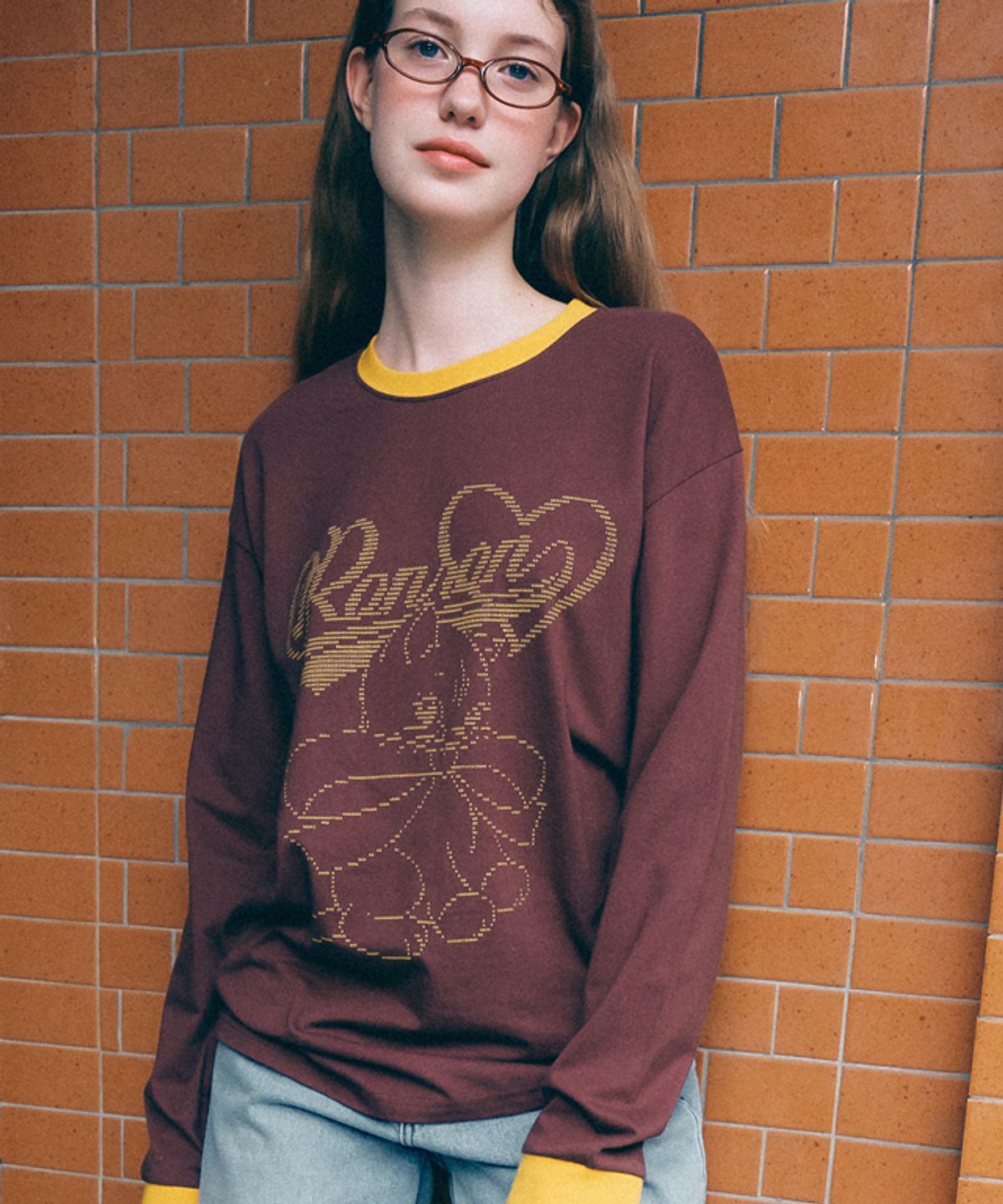 론론(RONRON) ALPHABET SKETCH CAT RINGER LONG SLEEVE BROWN MUSTARD