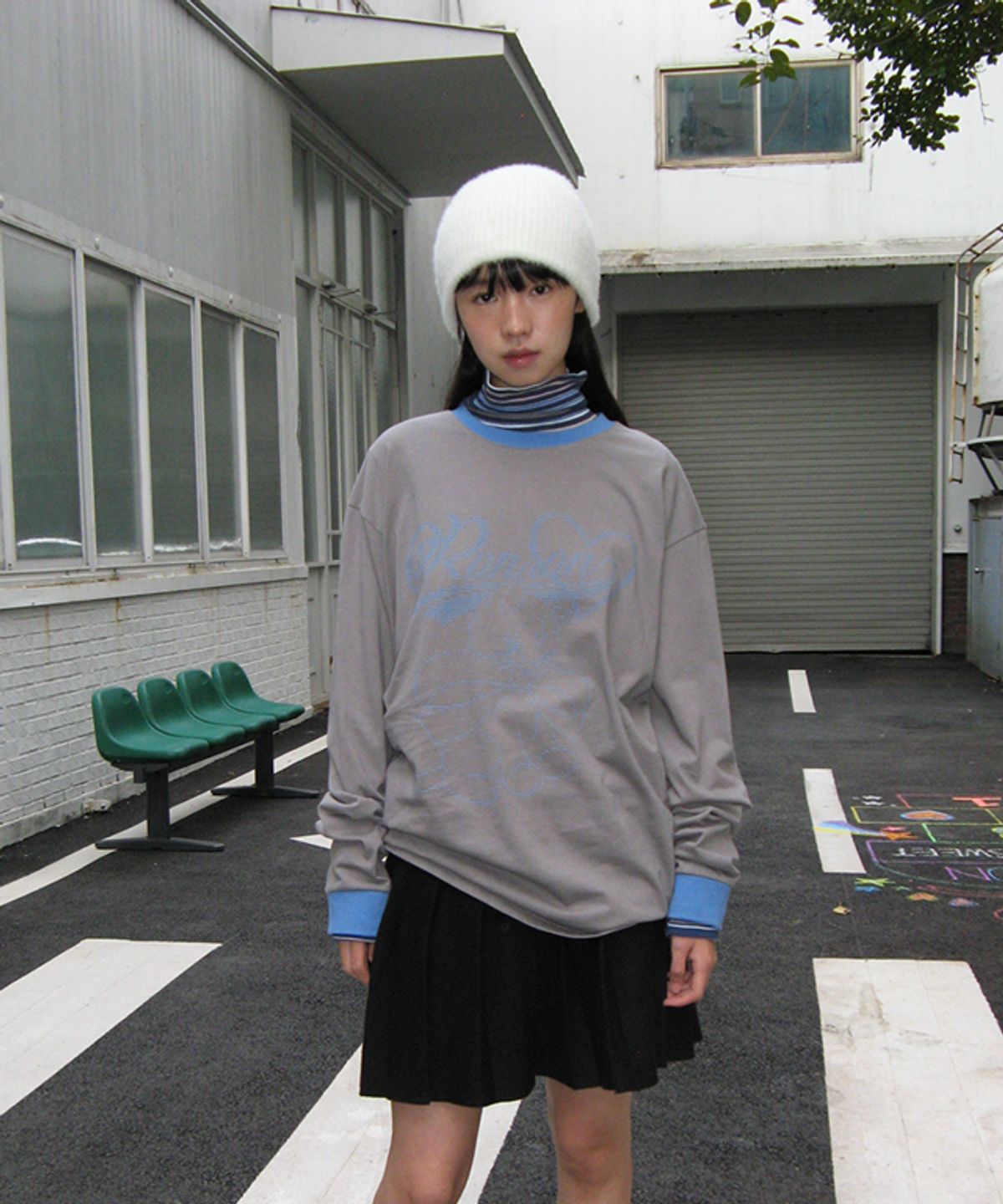 론론(RONRON) ALPHABET SKETCH CAT RINGER LONG SLEEVE CHARCOAL BLUE