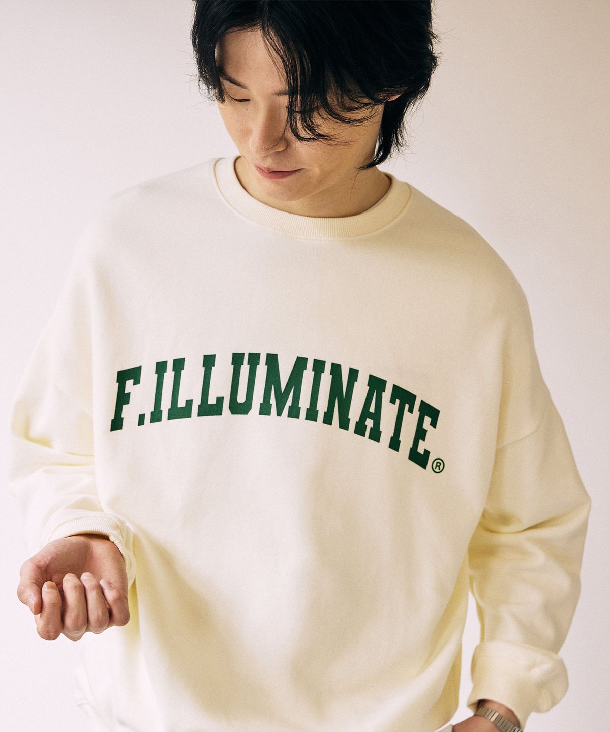 필루미네이트(FILLUMINATE) [FW]오버핏 아치 로고 스웨트 셔츠-크림