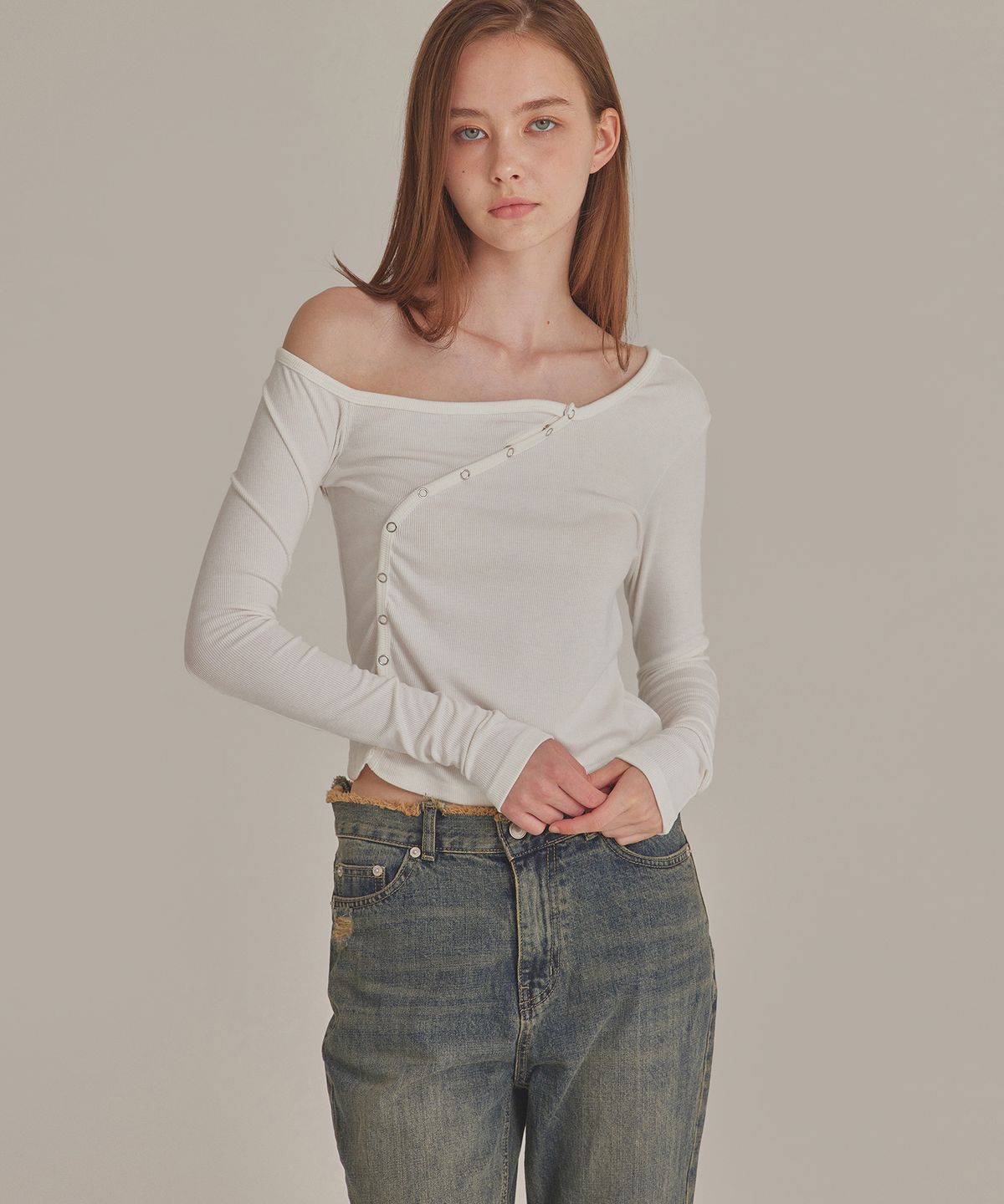 탑걸(TOPGIRL) CURVED METAL SNAP ONE SHOULDER TOP_T426TP121