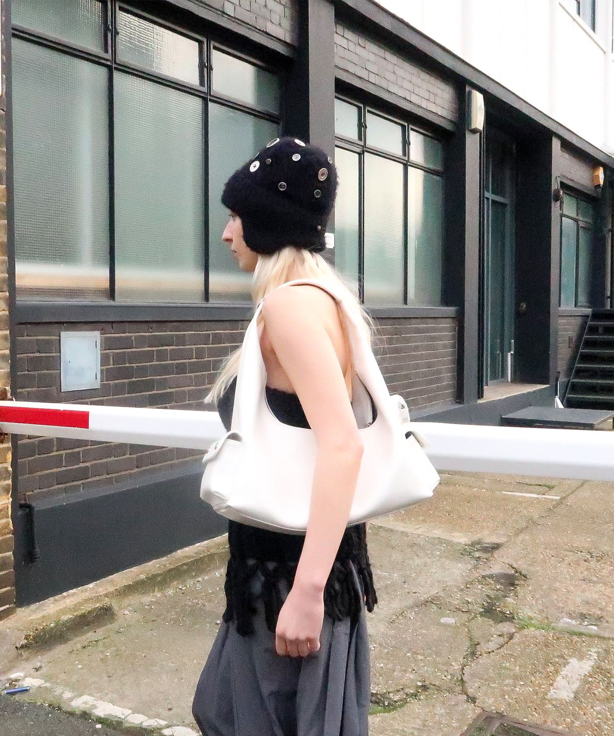 코이무이(KOIMOOI) Pocket Hobo Bag Medium (Ivory)