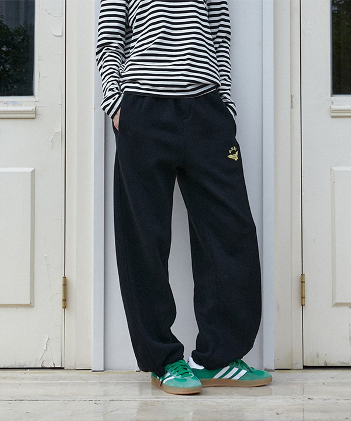 그린버터(GREENBUTTER) Butter Wing Fluff Sweat Pants (Black)