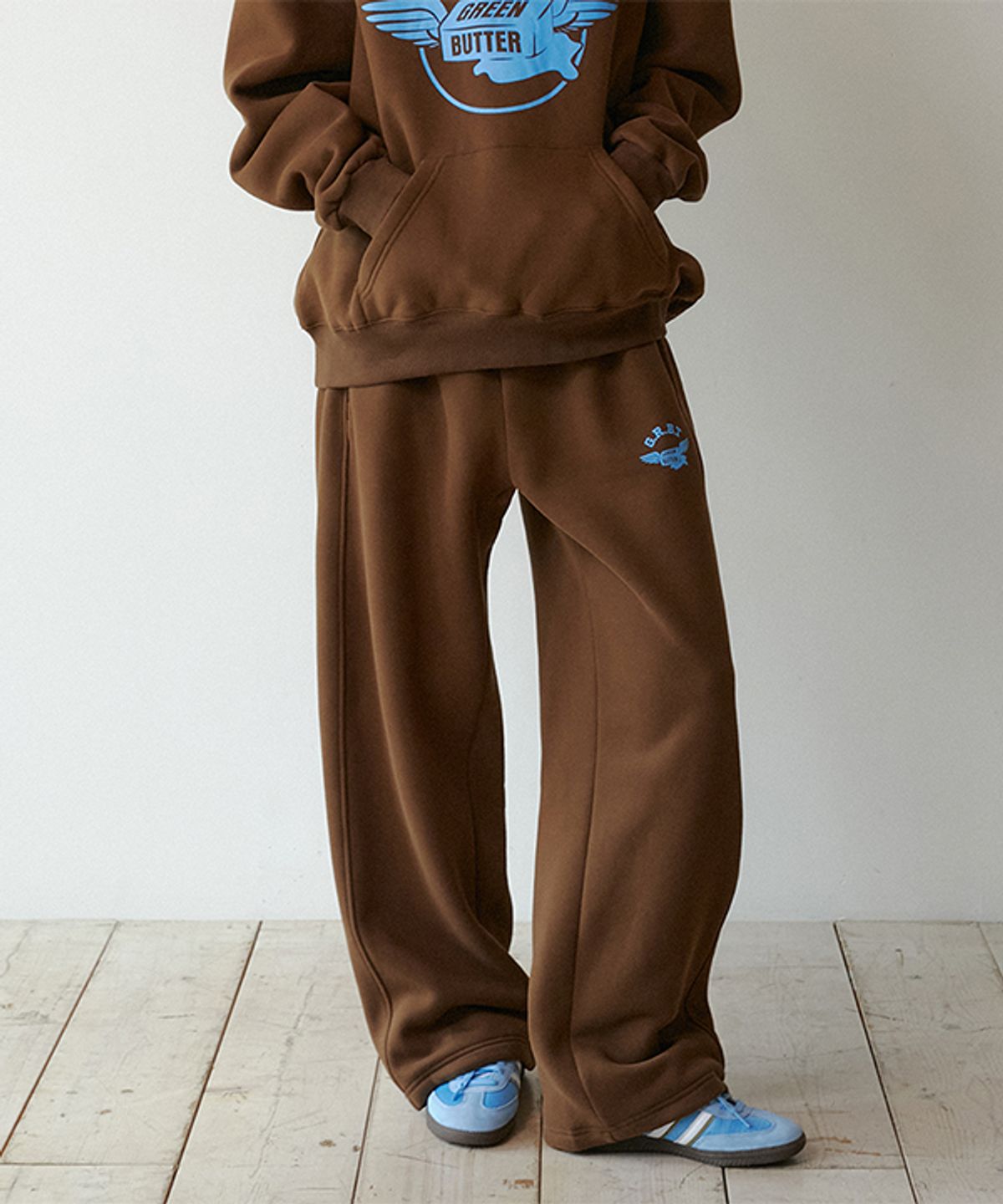 그린버터(GREENBUTTER) Butter Wing Fluff Sweat Pants (Brown)
