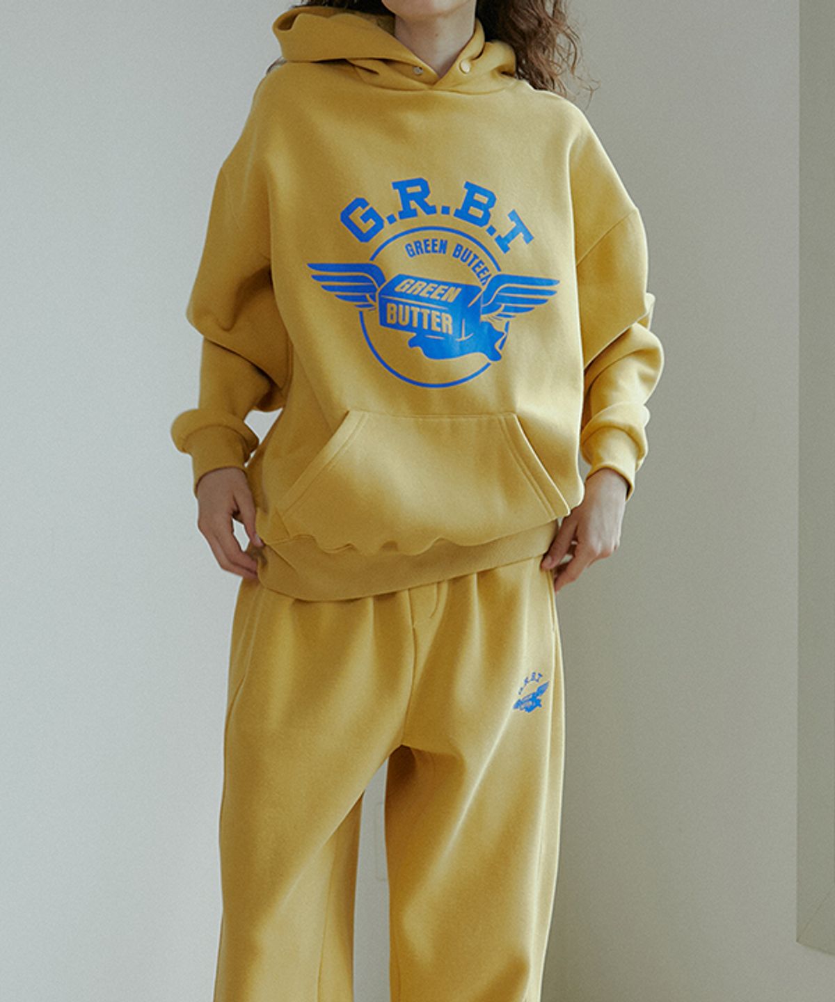 그린버터(GREENBUTTER) Butter Wing Fluff Hoodie (Mustard)