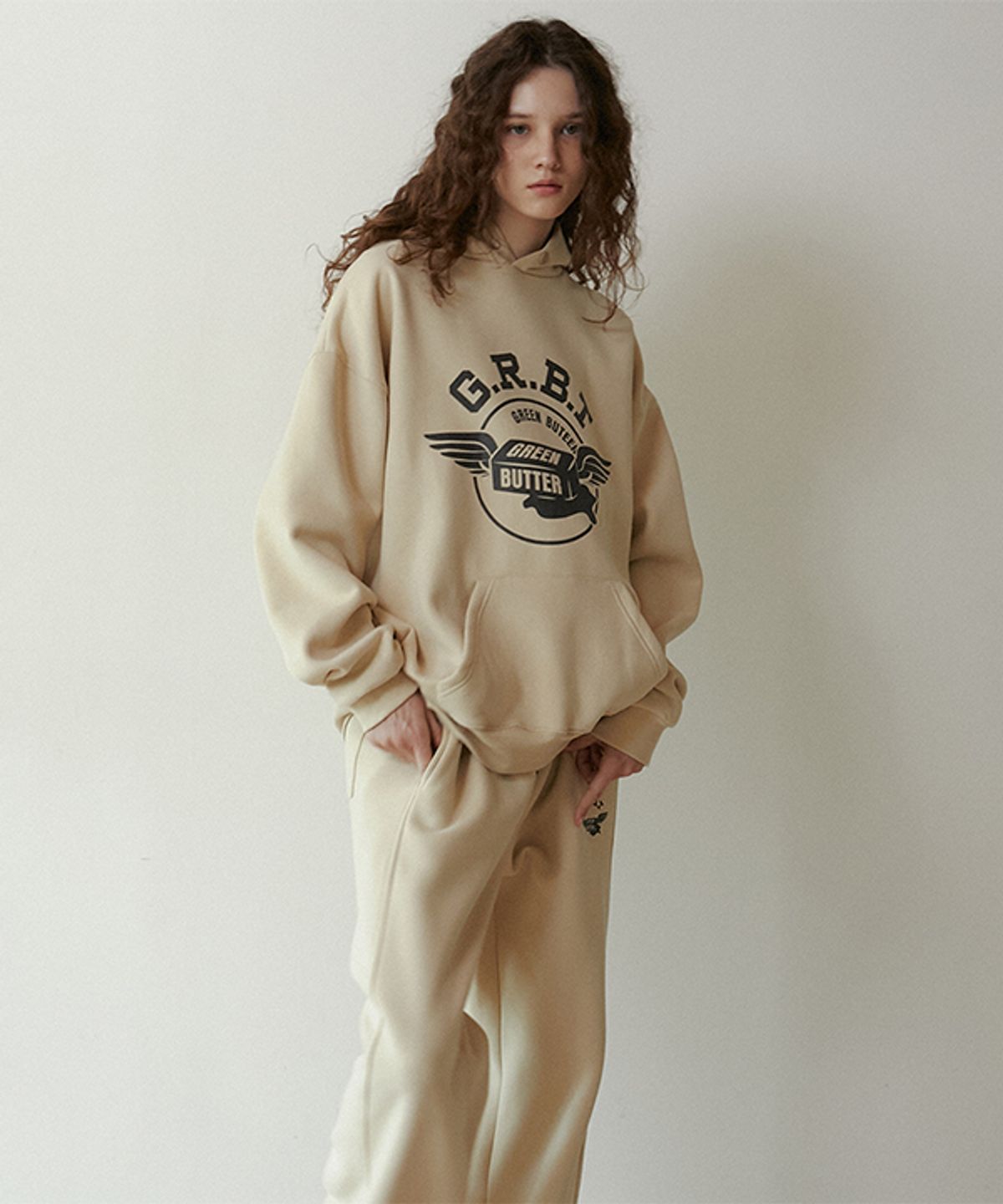 그린버터(GREENBUTTER) Butter Wing Fluff Hoodie (Beige)