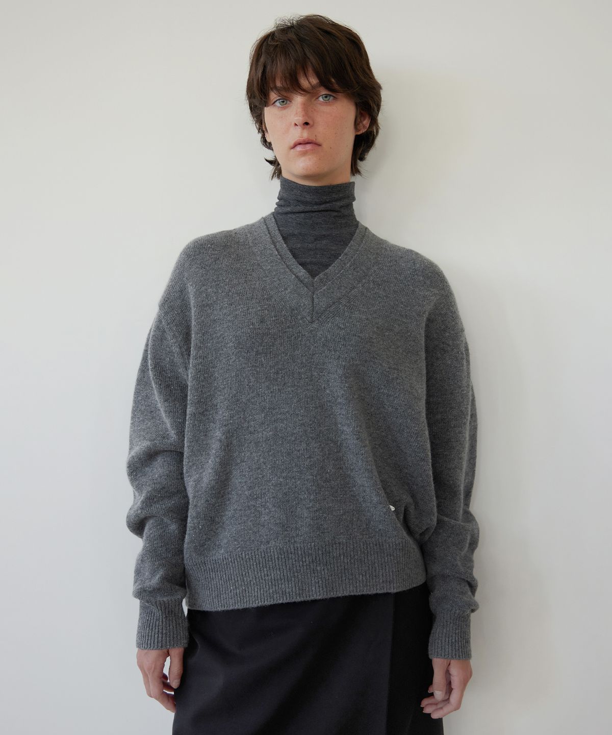 르바(LEVAR) Double V-Neck Knit - Charcoal