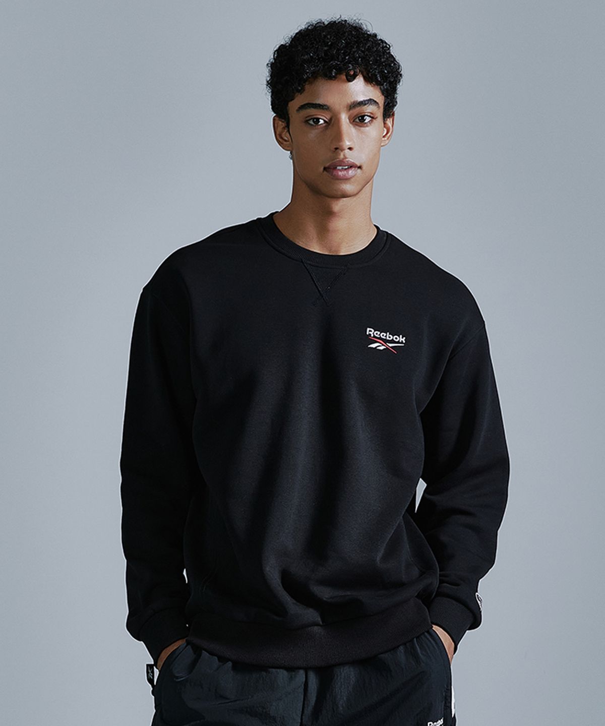 리복(REEBOK) 레터링 기모 맨투맨 - 블랙