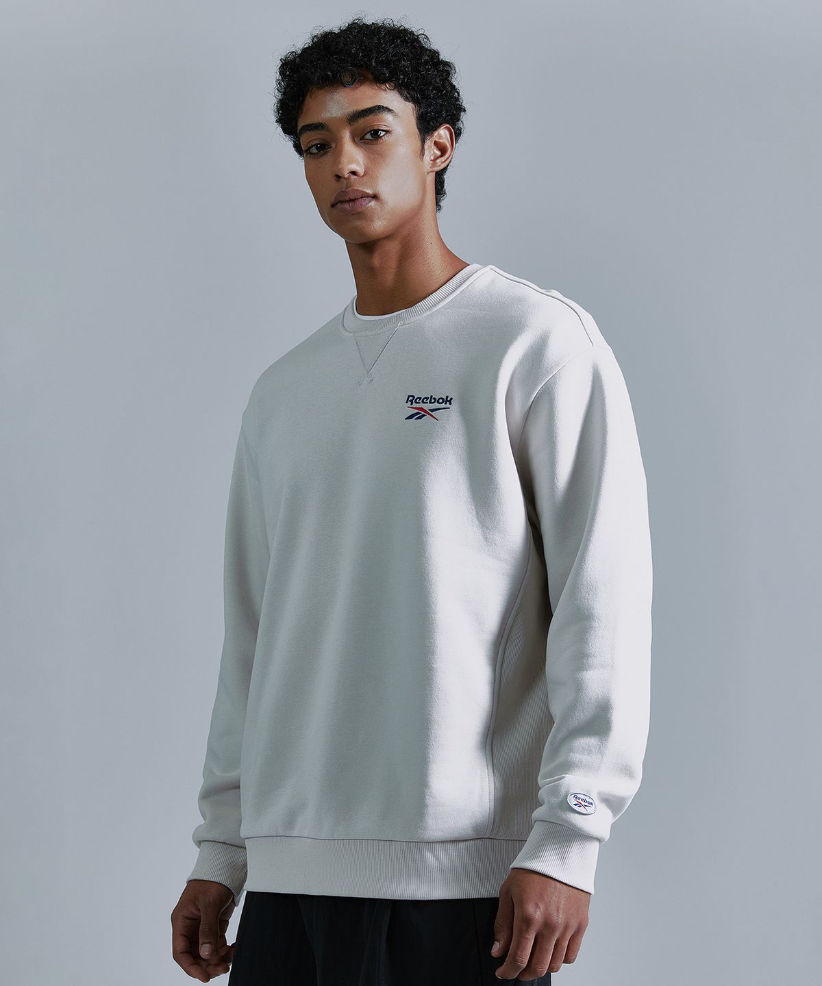 리복(REEBOK) 레터링 기모 맨투맨 - 베이지