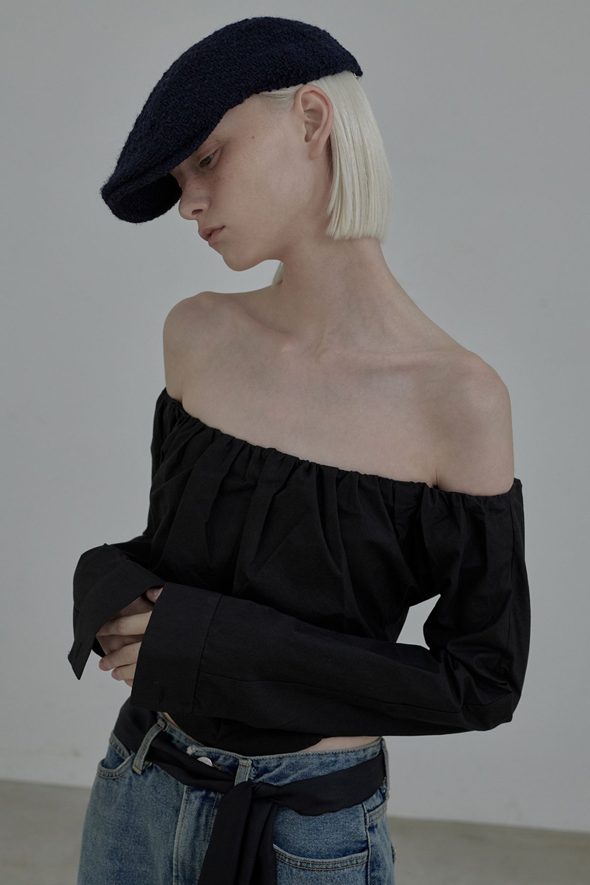 마우솔레움(MAU SOLEUM) Off Shoulder Blouse - Black