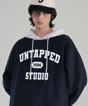 1996 STUDIO 그래픽 오버핏 배색 후드티셔츠 네이비
