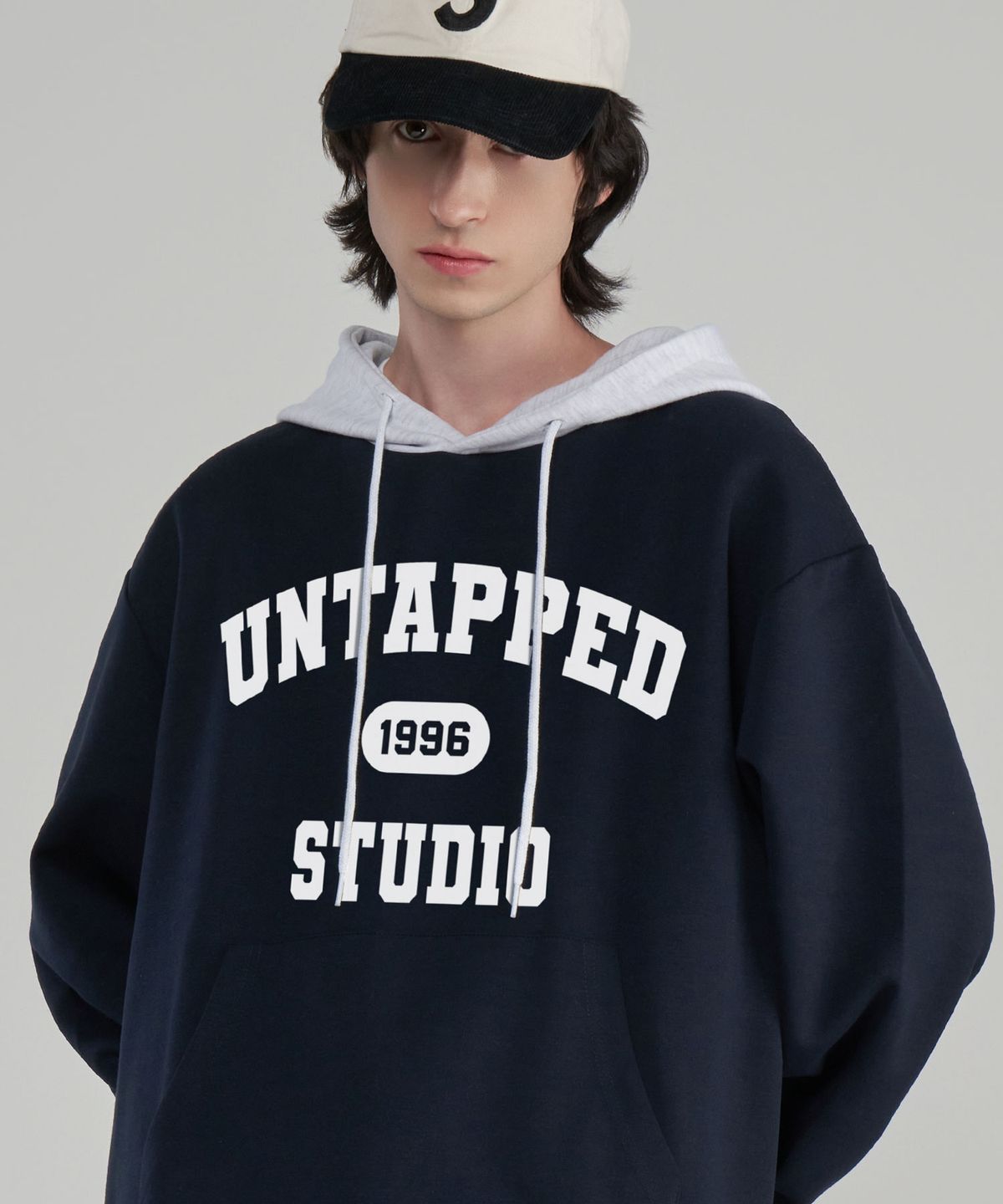 언탭트 스튜디오(UNTAPPED STUDIO) 1996 STUDIO 그래픽 오버핏 배색 후드티셔츠 네이비