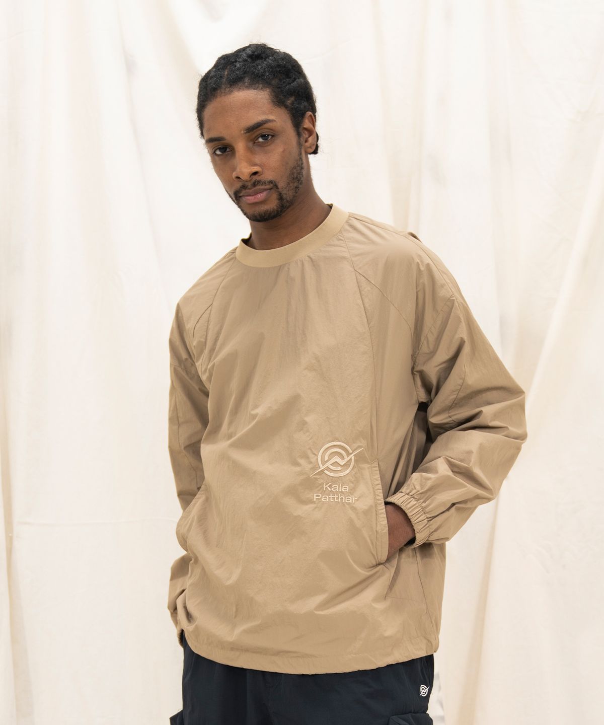 칼라파타르(KALAPATTHAR) Nylon Seam Line Round Shirt - BEIGE