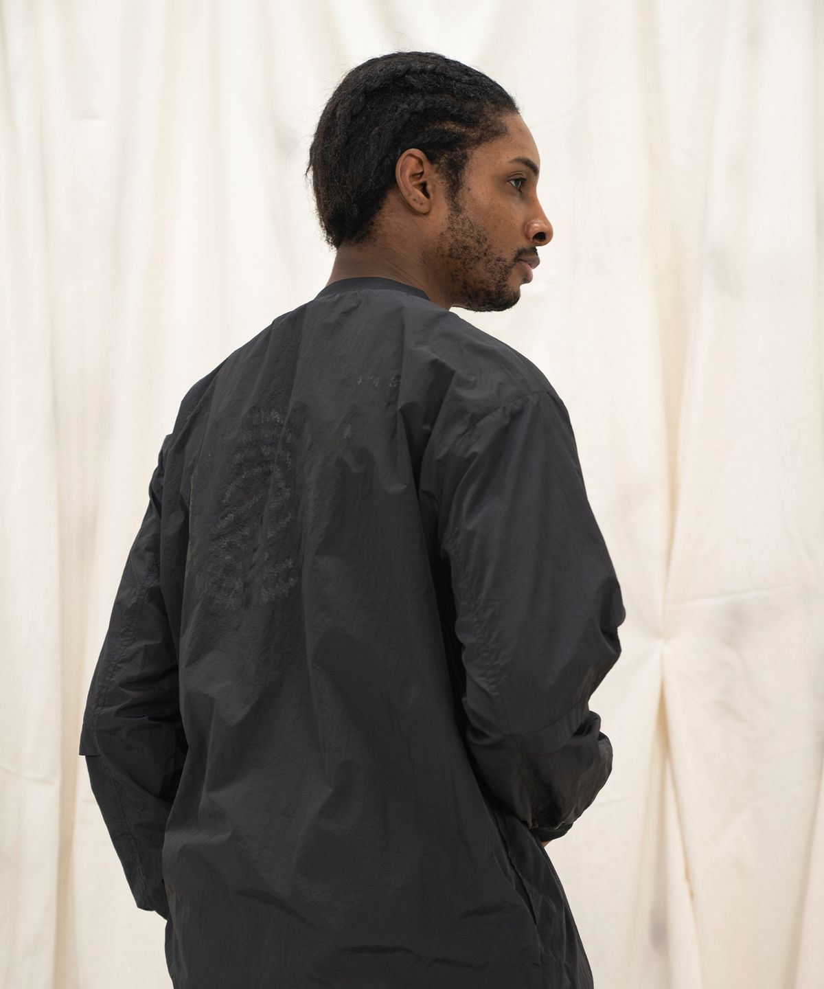 칼라파타르(KALAPATTHAR) Nylon Zip Pocket Round Shirt - GREY