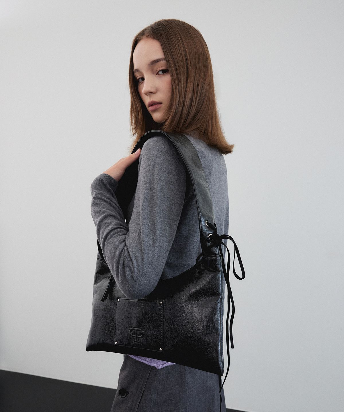 크리스틴프로젝트(CHRISTINE PROJECT) EYELET FLAT SHOULDER BAG(BLACK PEPPER)