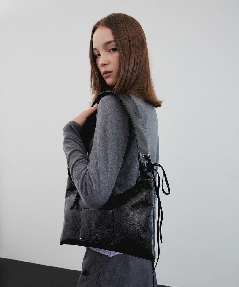 EYELET FLAT SHOULDER BAG(BLACK PEPPER)