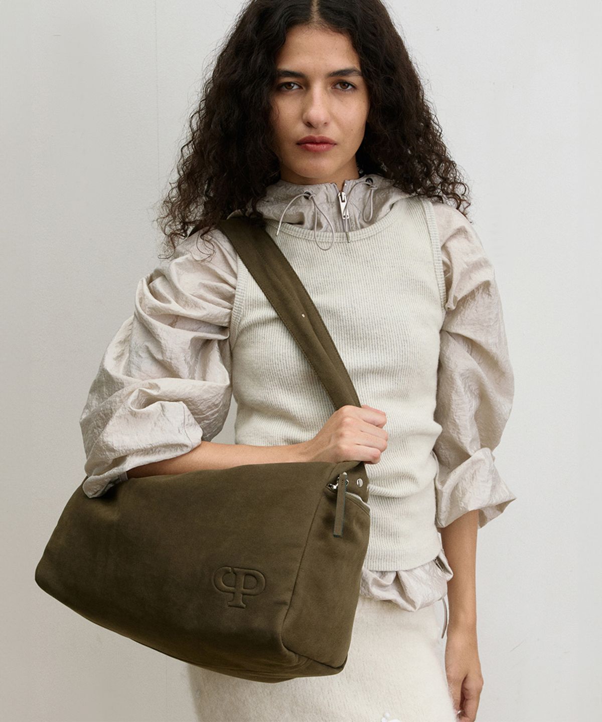 크리스틴프로젝트(CHRISTINE PROJECT) STUD SUEDE BULKY BAG(MATCHA)