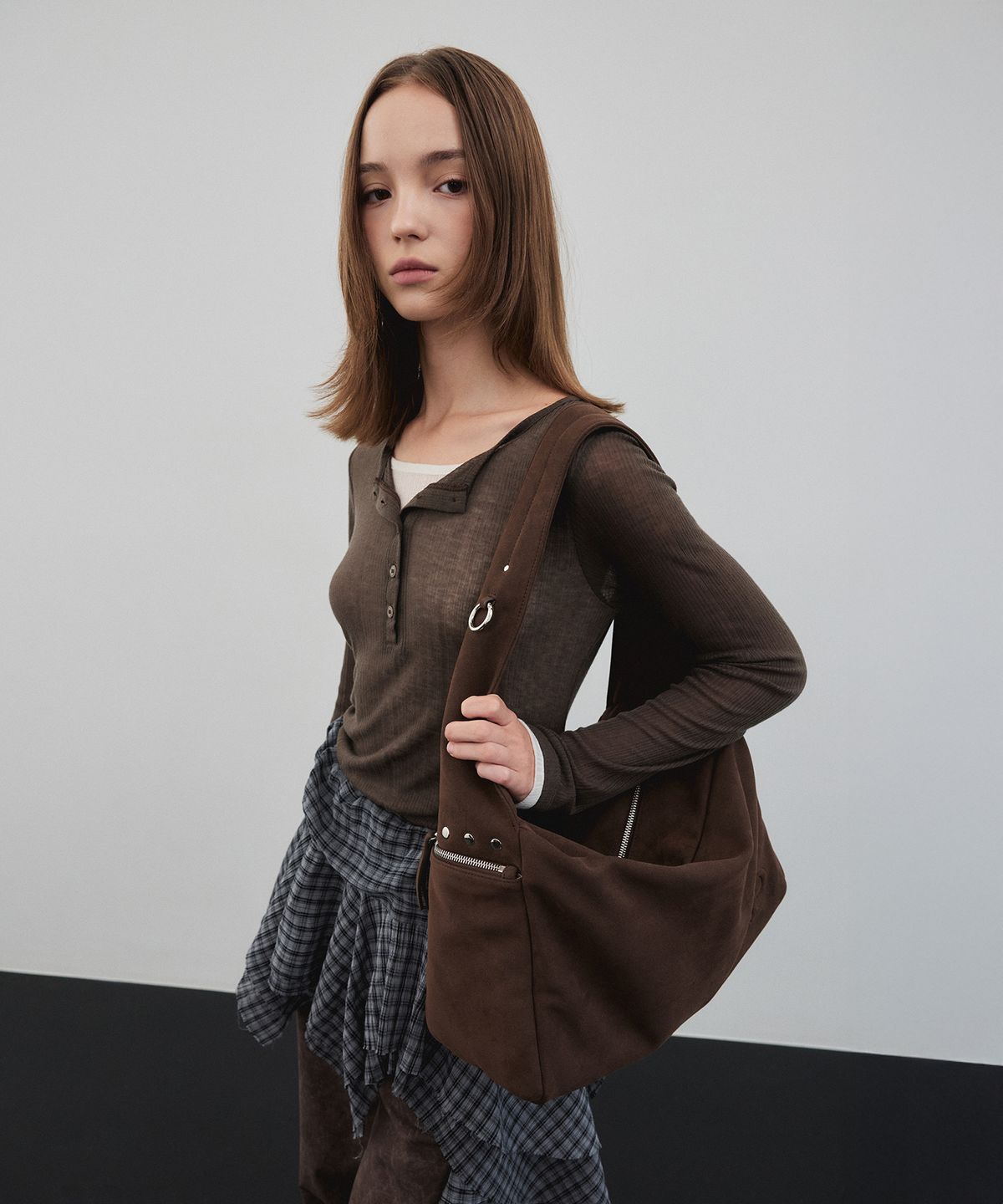 크리스틴프로젝트(CHRISTINE PROJECT) STUD SUEDE BULKY BAG(BROWNIE)