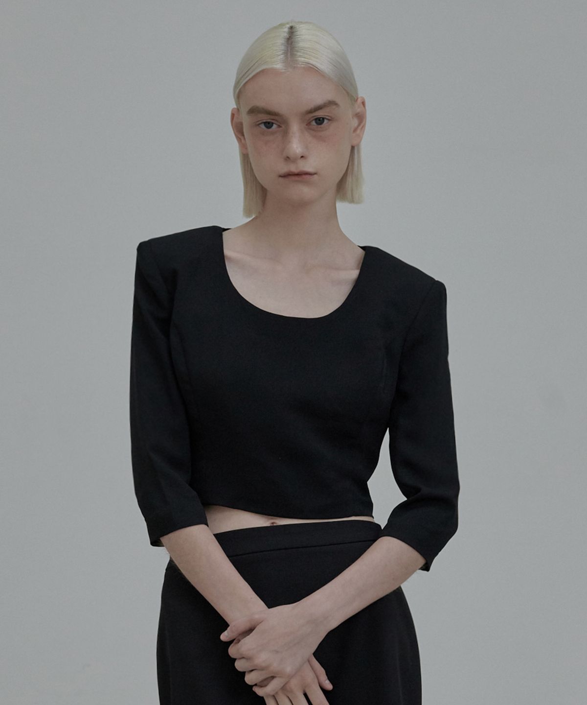 마우솔레움(MAU SOLEUM) Dominic Round Neck Blouse Top - Black