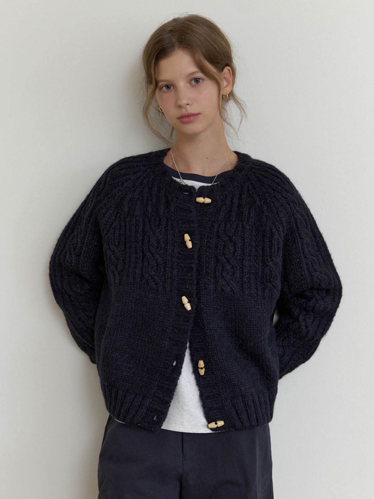 더미튼(THEMITTEN) Duffle cable cardigan (navy)