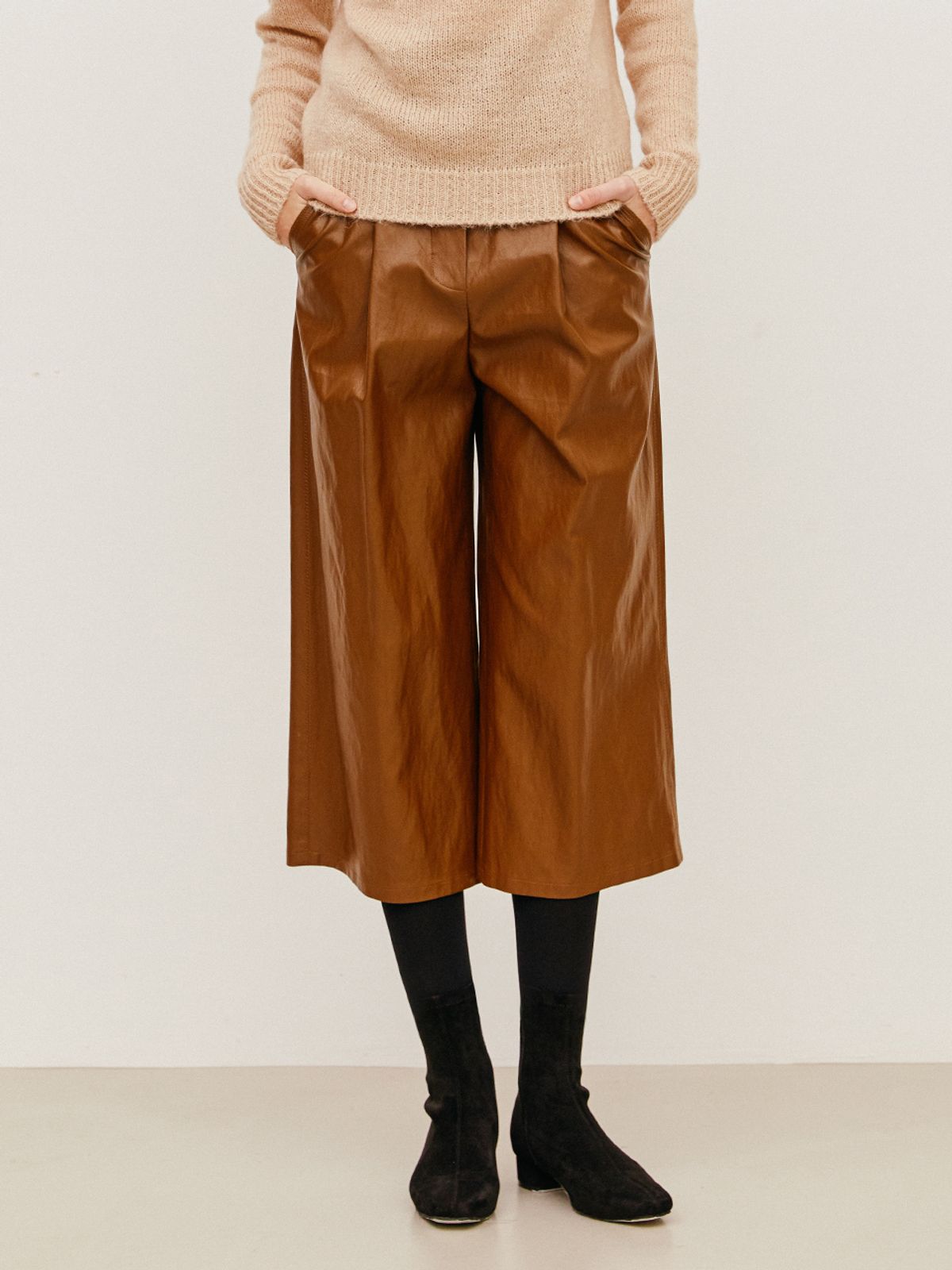 브이엔와이스튜디오(VNYSTUDIO) Vegan leather pleated trousers_YZALPN2