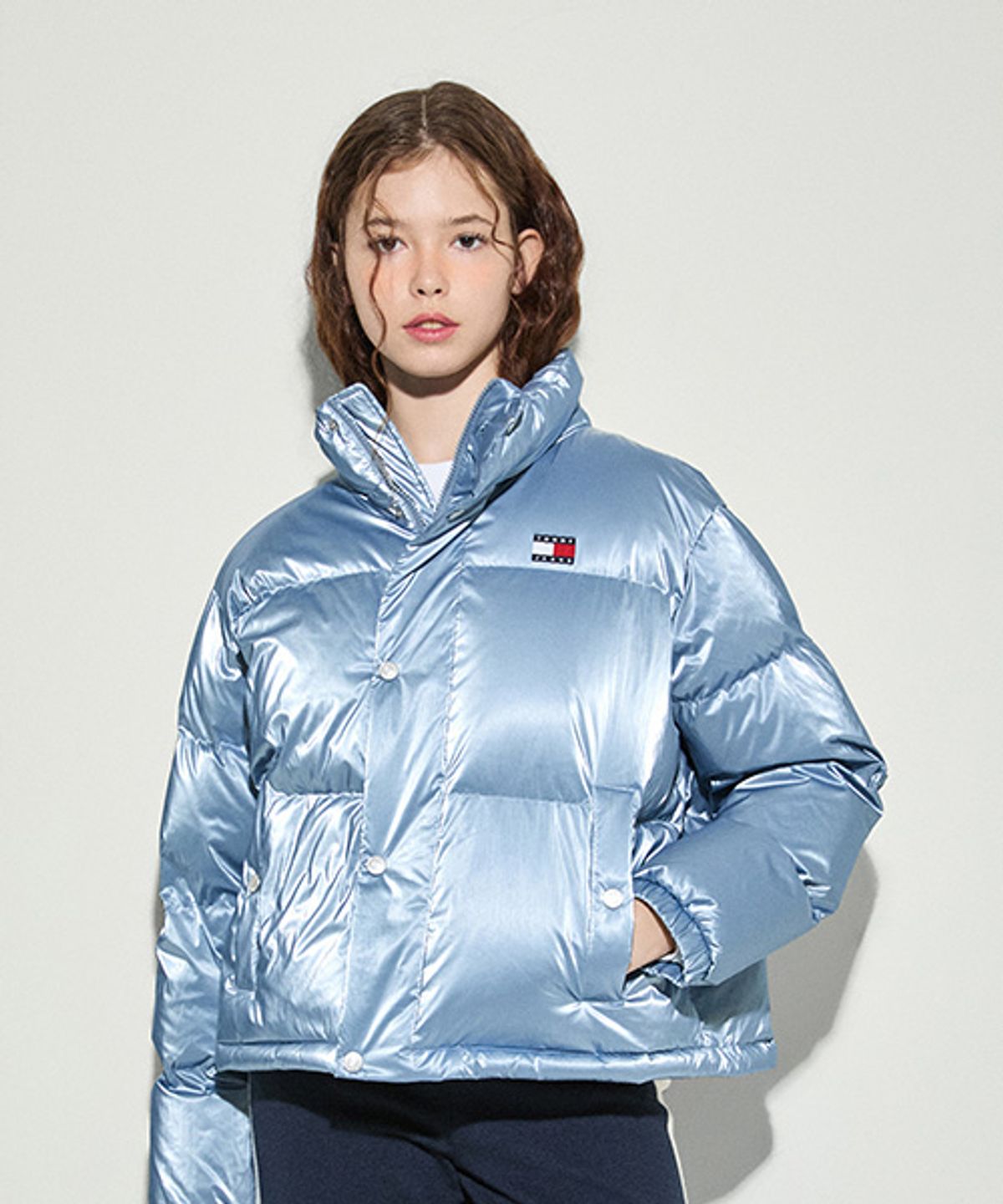 타미진스(TOMMY JEANS) 글로시 푸퍼 다운 (T32E7QJC23TWL1C1X)