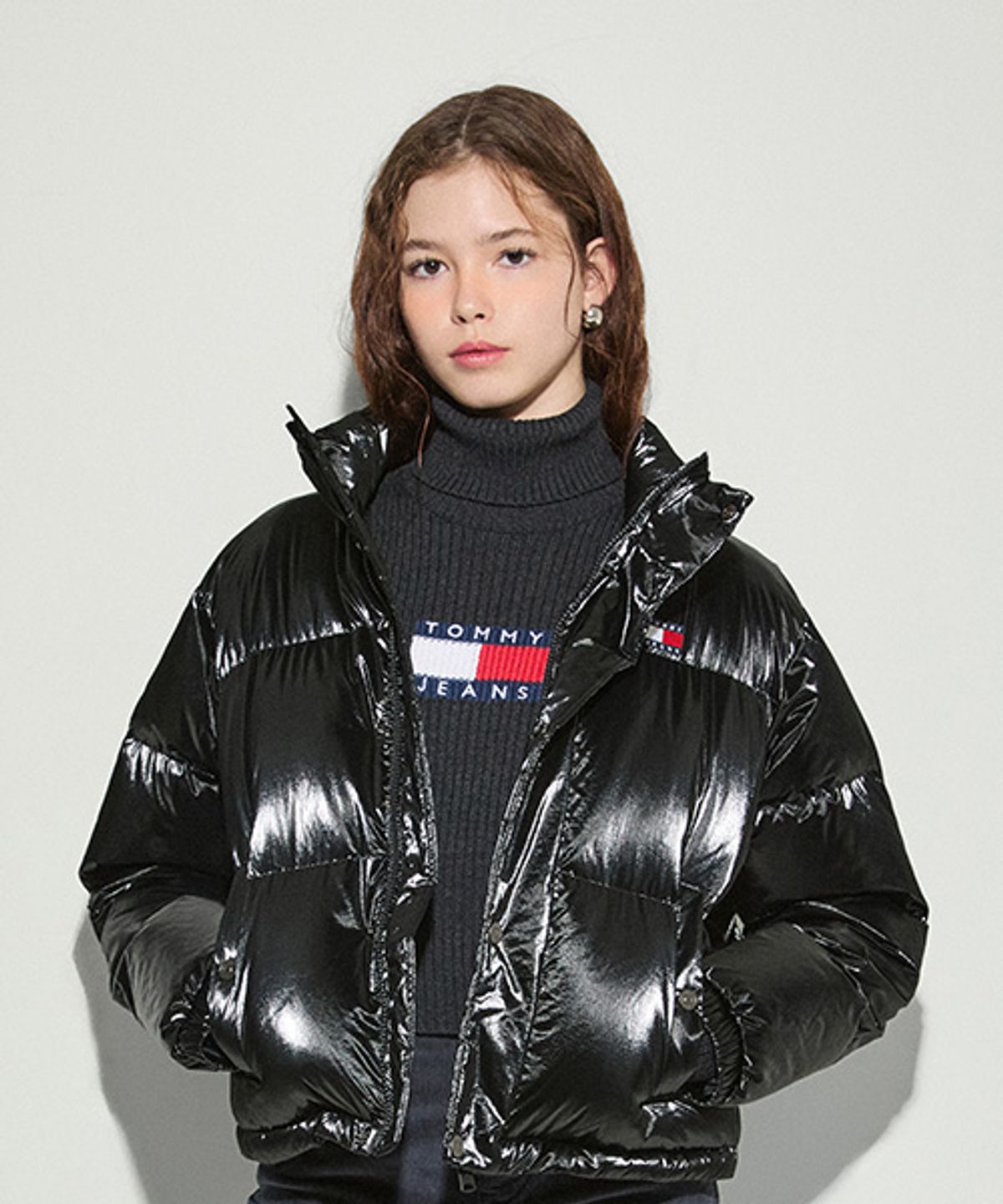 타미진스(TOMMY JEANS) 글로시 푸퍼 다운 (T32E7QJC23TWL1BDS)