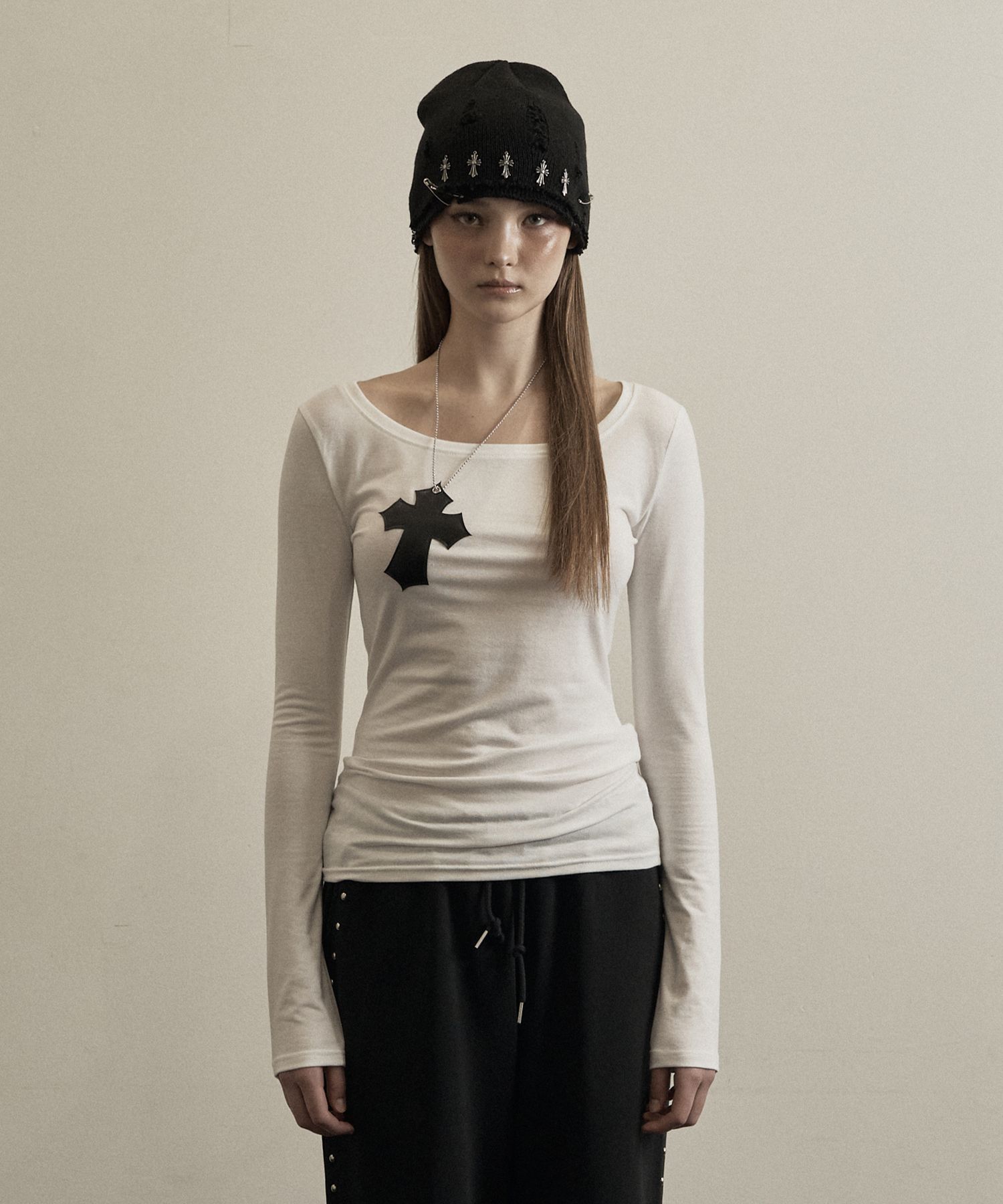★illio★ FAUX LEATHER CROSS NECKLACE TOP 【送料0/関税0】 MUSINSA公式 | ILLIO White faux leather cross necklace top