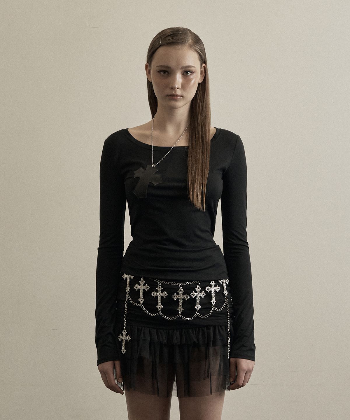 일리오(ILLIO) Black faux leather cross necklace top
