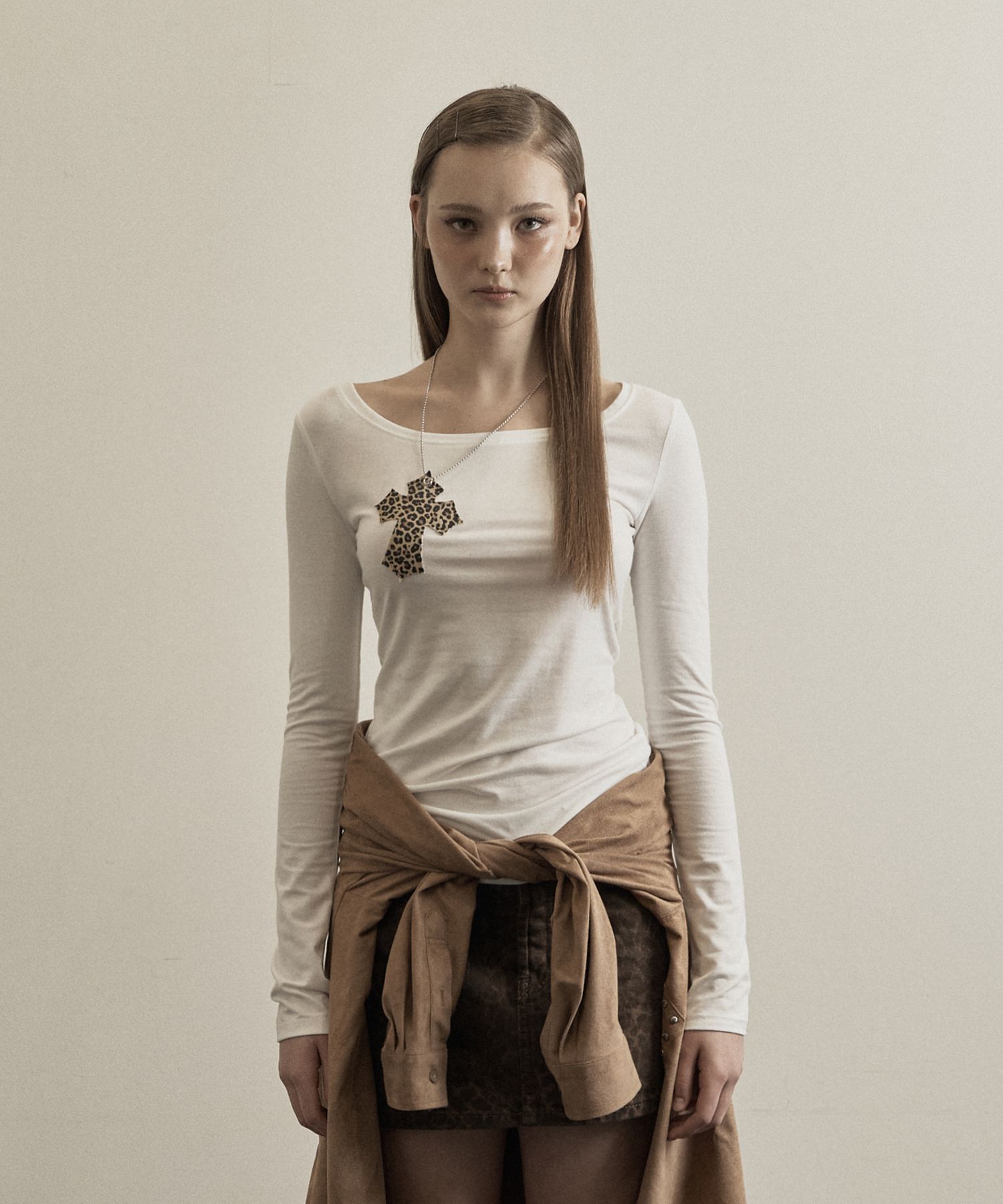 MUSINSA | ILLIO White leopard cross necklace top