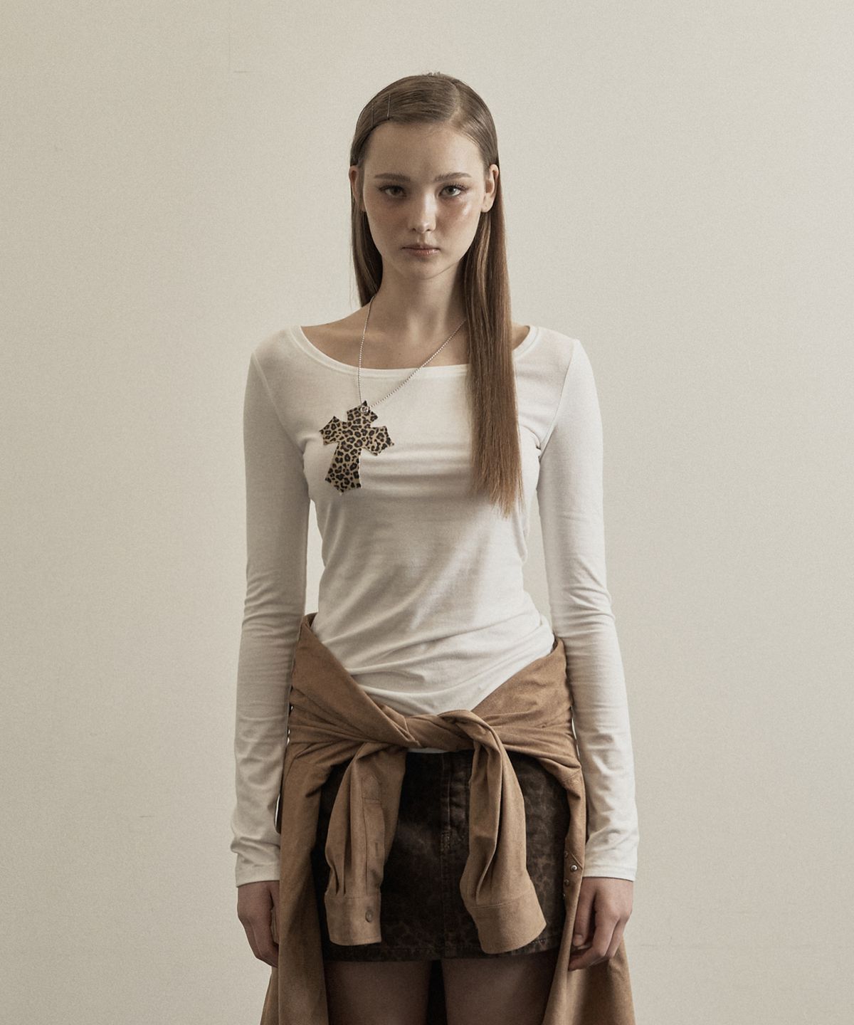 일리오(ILLIO) White leopard cross necklace top