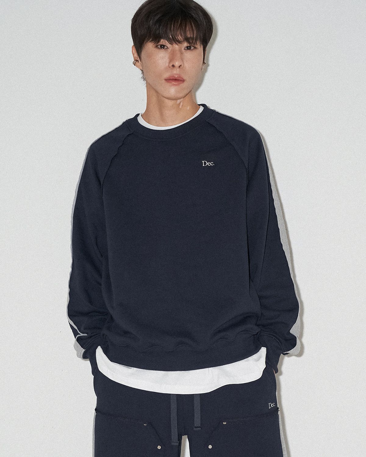 디셈버텐(DECEMBER TEN) 래글런 패널 스웻 셔츠 다크네이비 라지