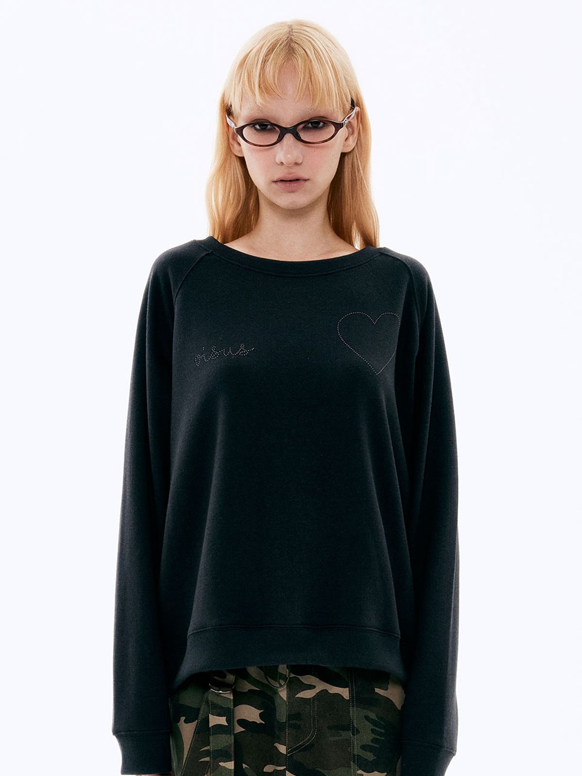 비수스(VISUS) Beads Heart Sweatshirt_Navy