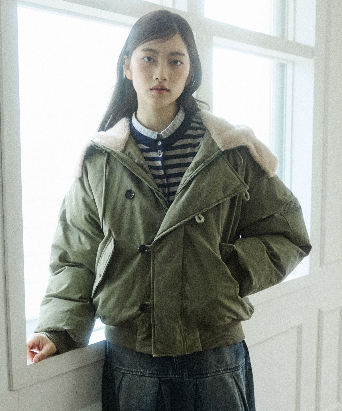 꼬모니노즈(COMONINOZ) HOOD SHORT PADDING JUMPER [KHAKI]
