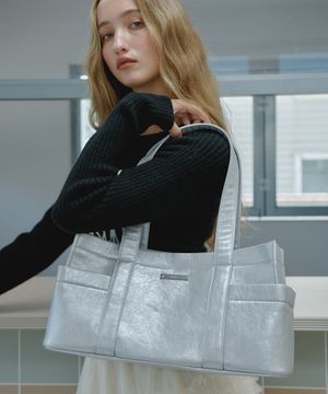 빅 스퀘어 레더 바게트 숄더 도트백 [실버]