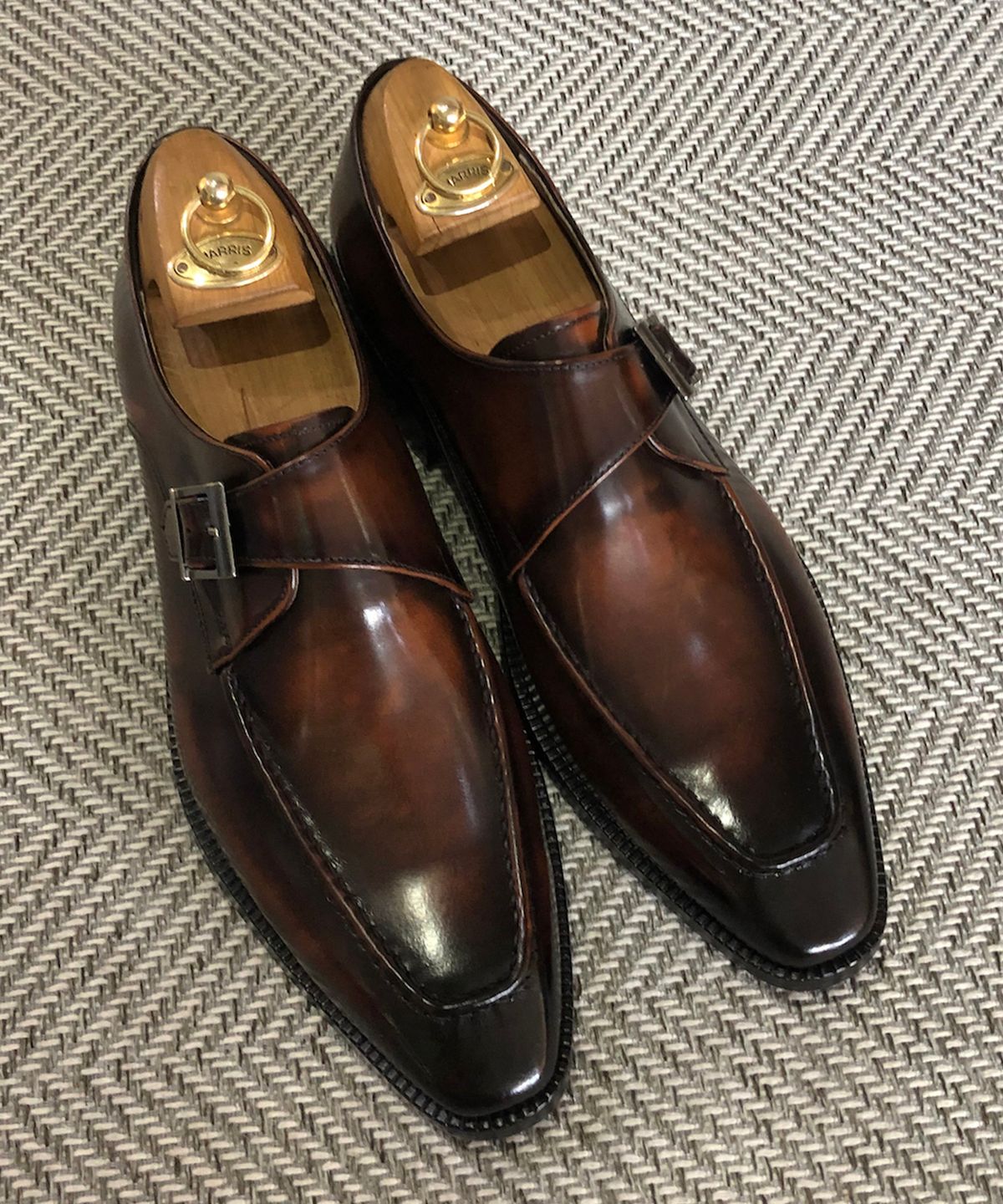 조앤슈(JOENSHOE) 놉 베이커 원몽크 레드브라운