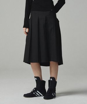 심볼 자수 플리츠 롱스커트 블랙