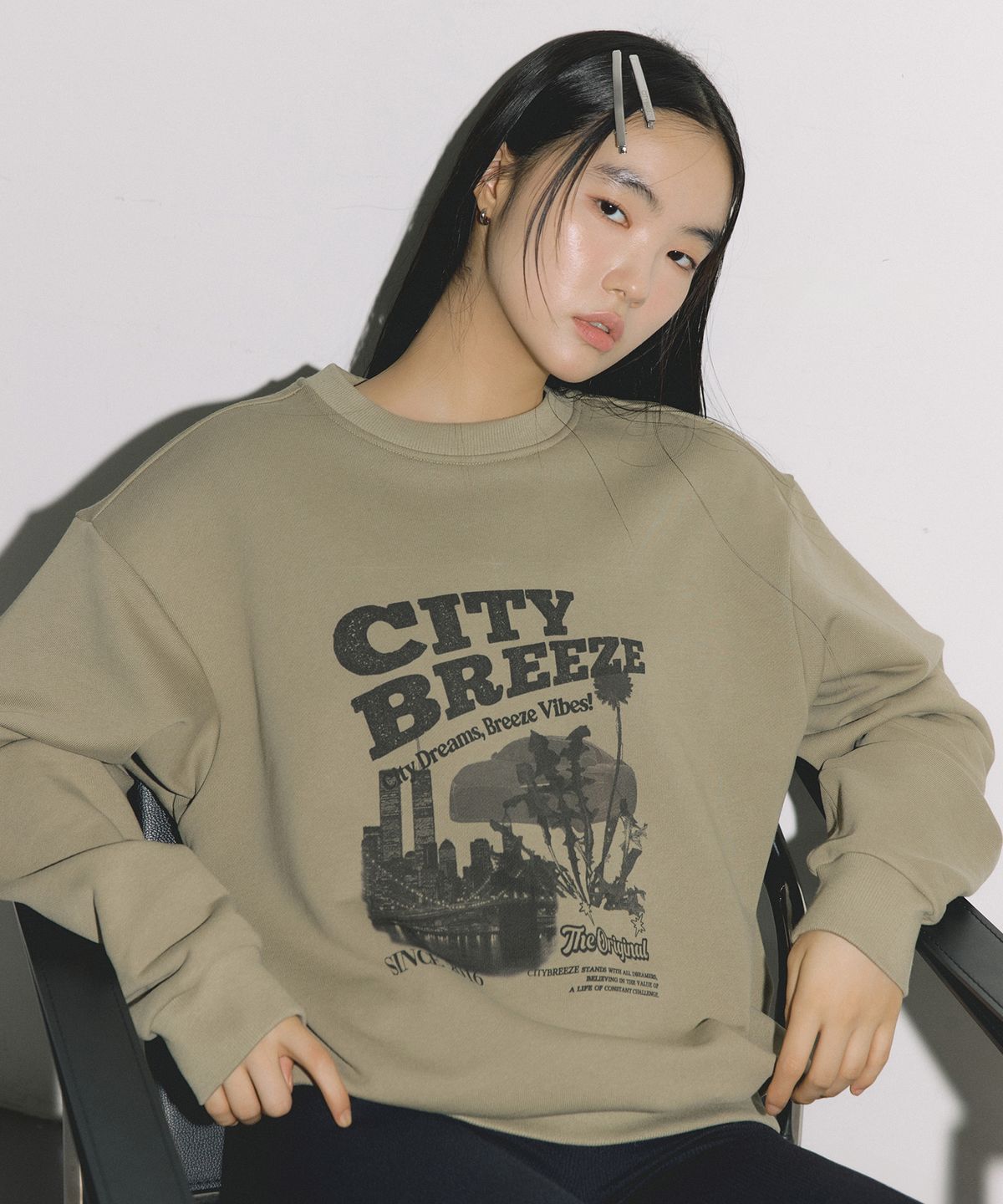 시티브리즈(CITYBREEZE) 에센셜 시티 브릿지 스웨트 셔츠_LIGHT KHAKI
