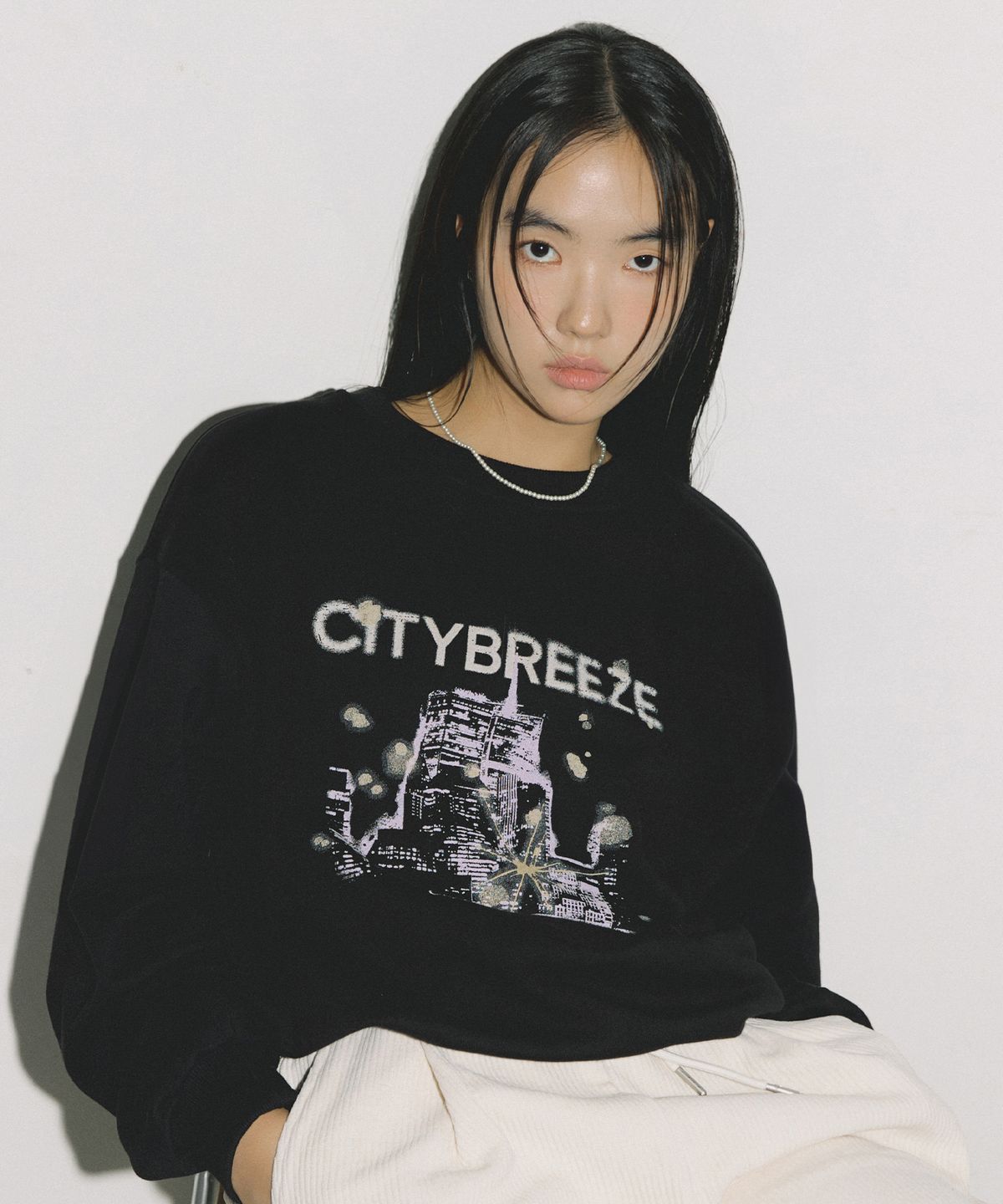 시티브리즈(CITYBREEZE) 에센셜 시티 글로우 스웨트 셔츠_BLACK