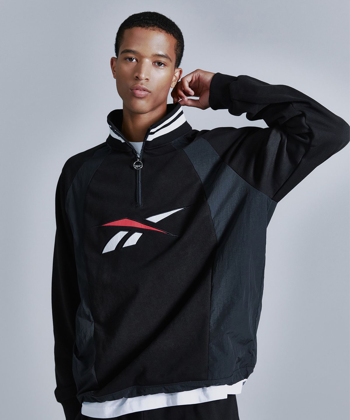 리복(REEBOK) 뉴벡터 하이브리드 하프 집업 - 블랙
