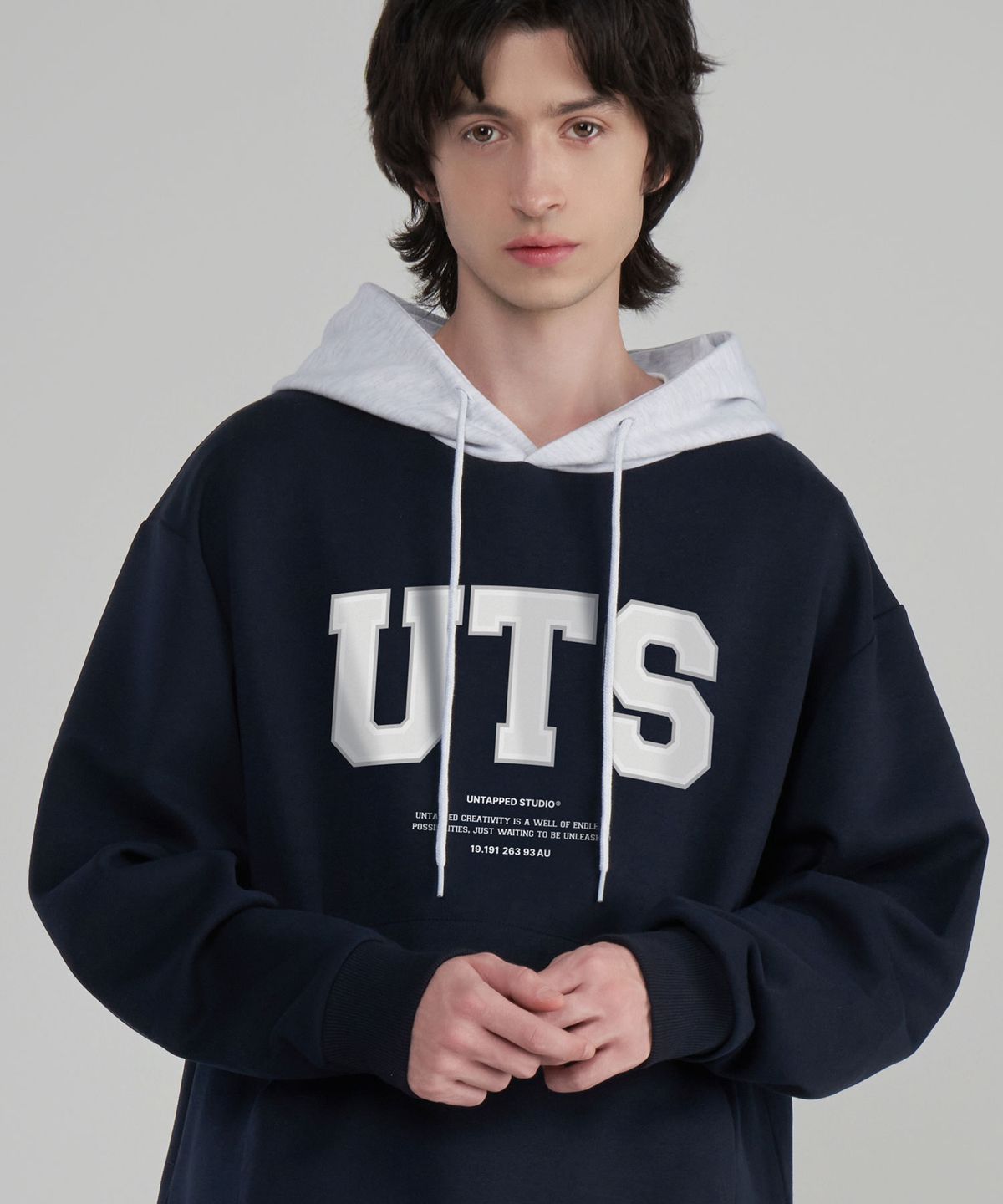 언탭트 스튜디오(UNTAPPED STUDIO) UTS 그래픽 오버핏 배색 후드티셔츠 네이비